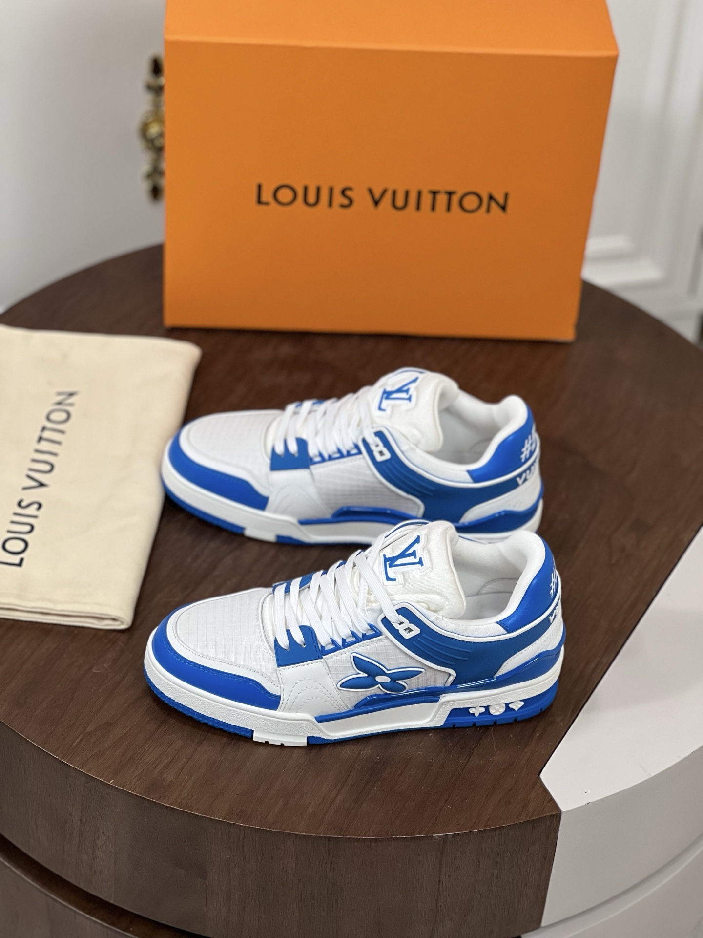 Loui*V 驴家TRAINER 运动鞋
本款 LV Trainer 运动鞋取材 Monogram 小...