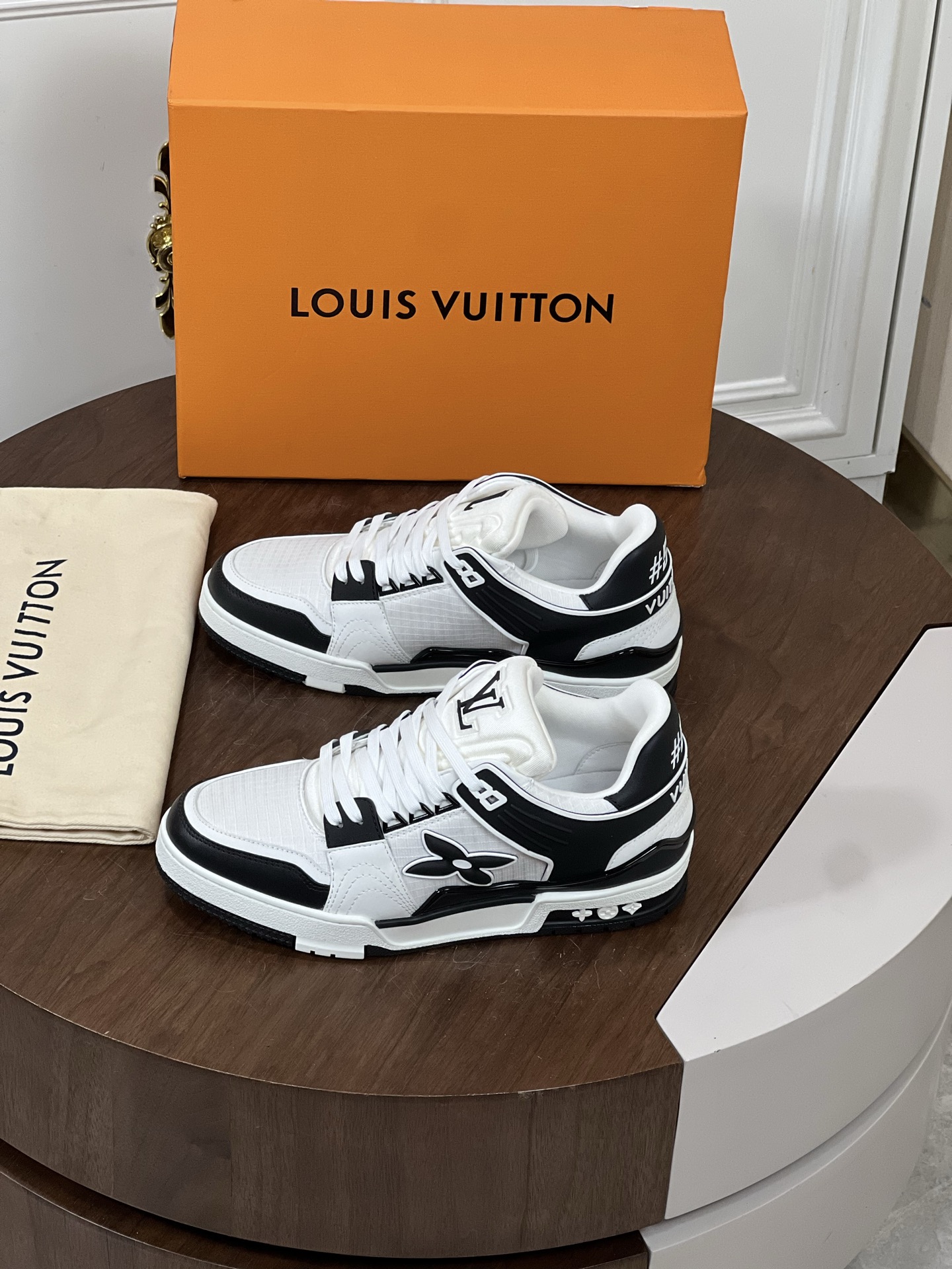 Loui*V 驴家TRAINER 运动鞋
本款 LV Trainer 运动鞋取材 Monogram 小...