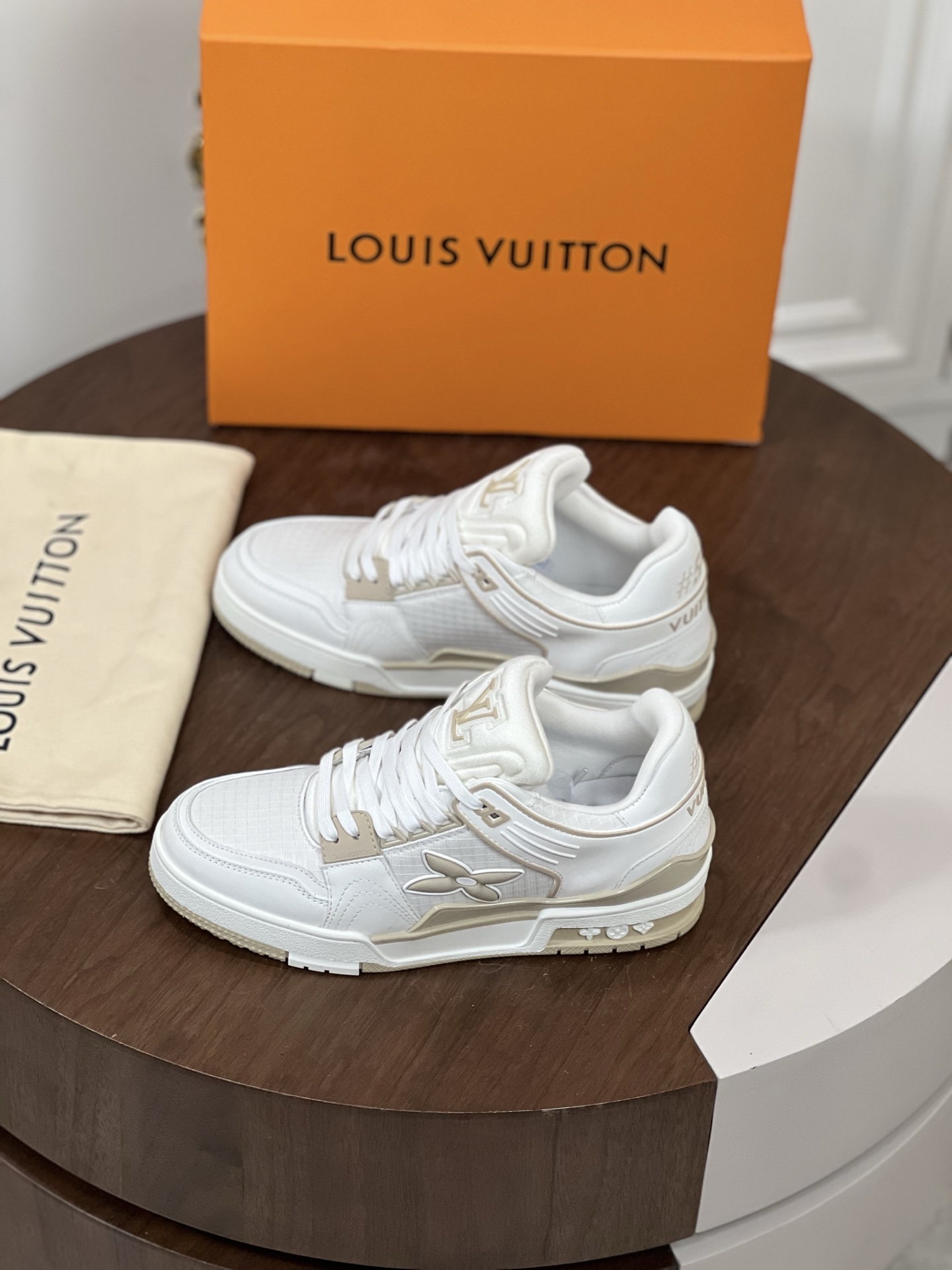 Loui*V 驴家TRAINER 运动鞋
本款 LV Trainer 运动鞋取材 Monogram 小...