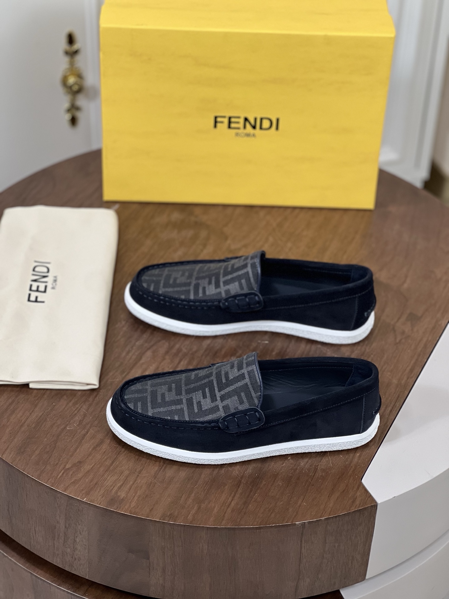 ​Fend*i芬迪FF方头乐福鞋
FF图案乐福鞋，以清爽简约西装风...