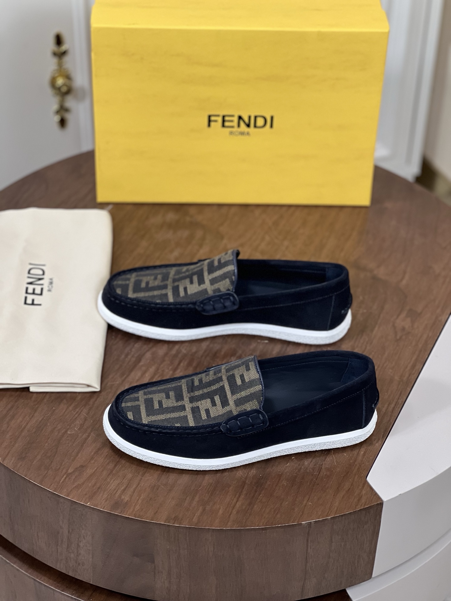 ​Fend*i芬迪FF方头乐福鞋
FF图案乐福鞋，以清爽简约西装风...