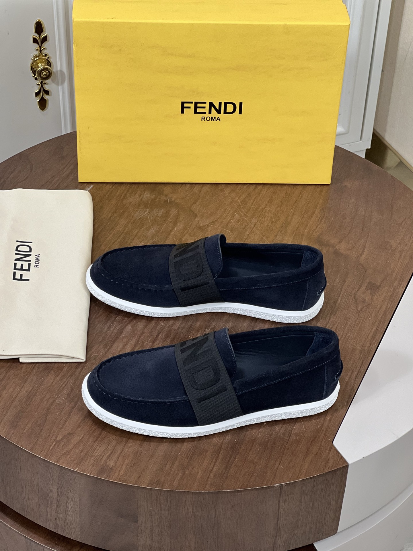 ​Fend*i芬迪FF方头乐福鞋
FF图案乐福鞋，以清爽简约西装风...