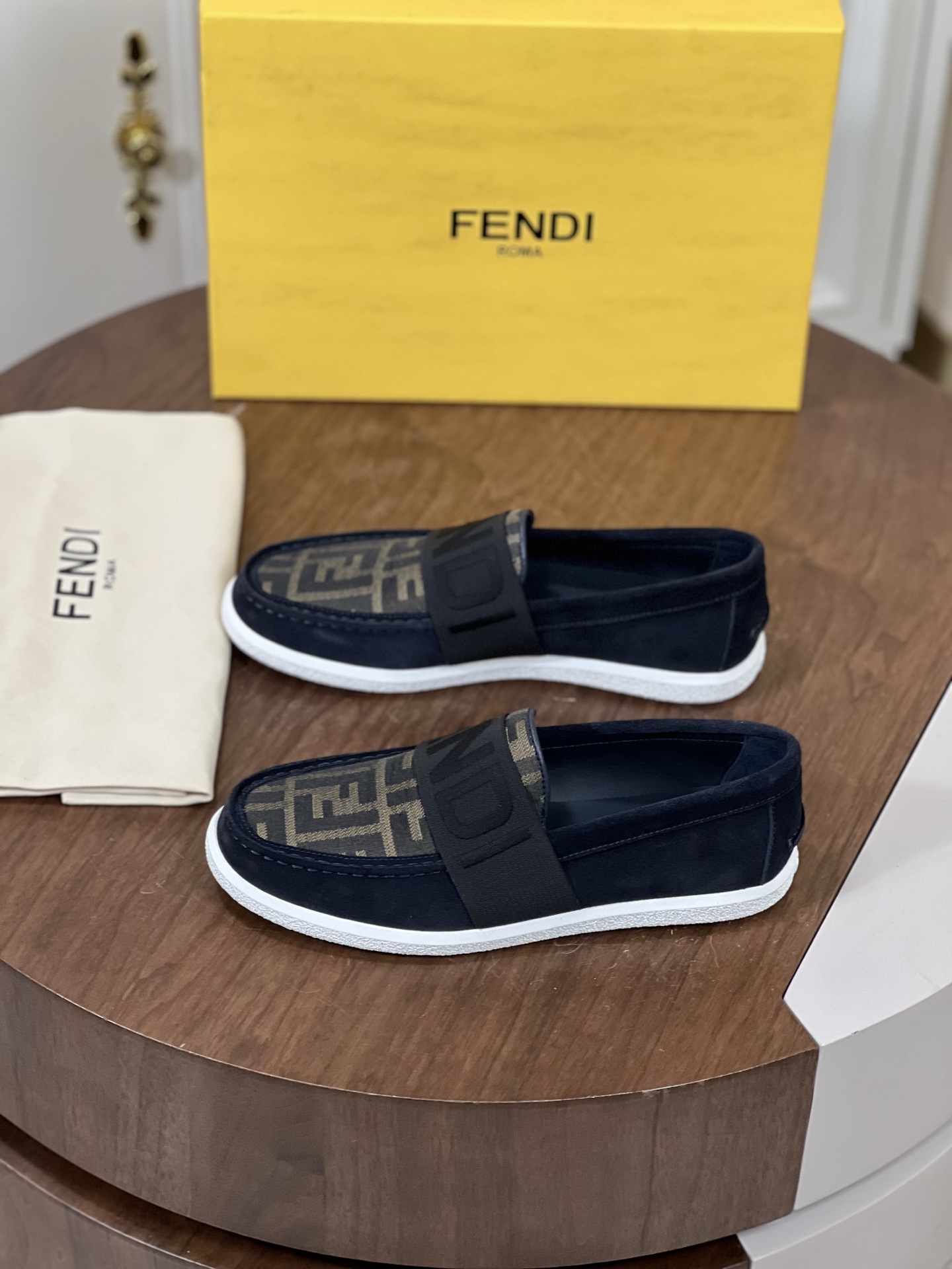 ​Fend*i芬迪FF方头乐福鞋
FF图案乐福鞋，以清爽简约西装风...