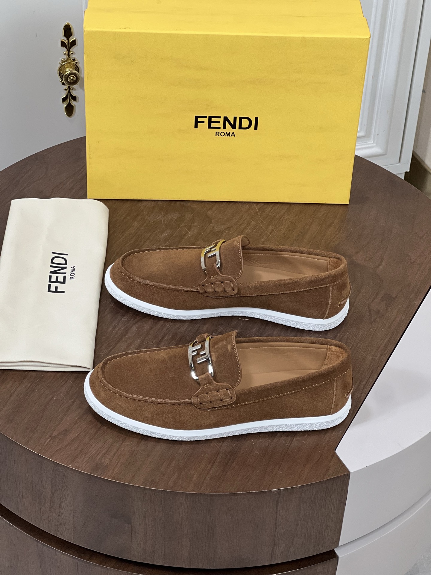 ​Fend*i芬迪FF方头乐福鞋
FF图案乐福鞋，以清爽简约西装风...