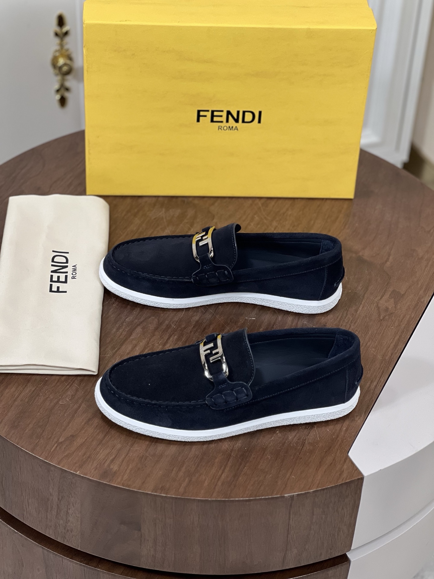 ​Fend*i芬迪FF方头乐福鞋
FF图案乐福鞋，以清爽简约西装风...