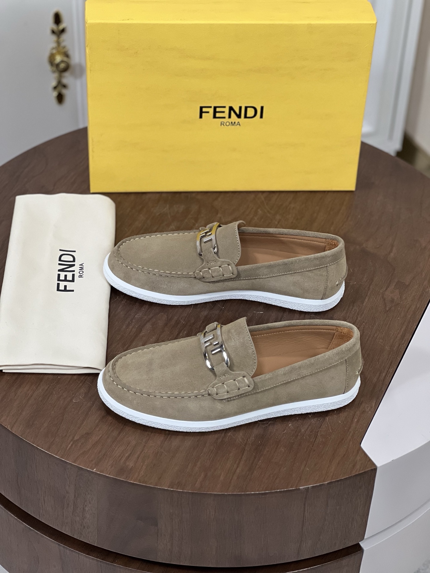 ​Fend*i芬迪FF方头乐福鞋
FF图案乐福鞋，以清爽简约西装风...