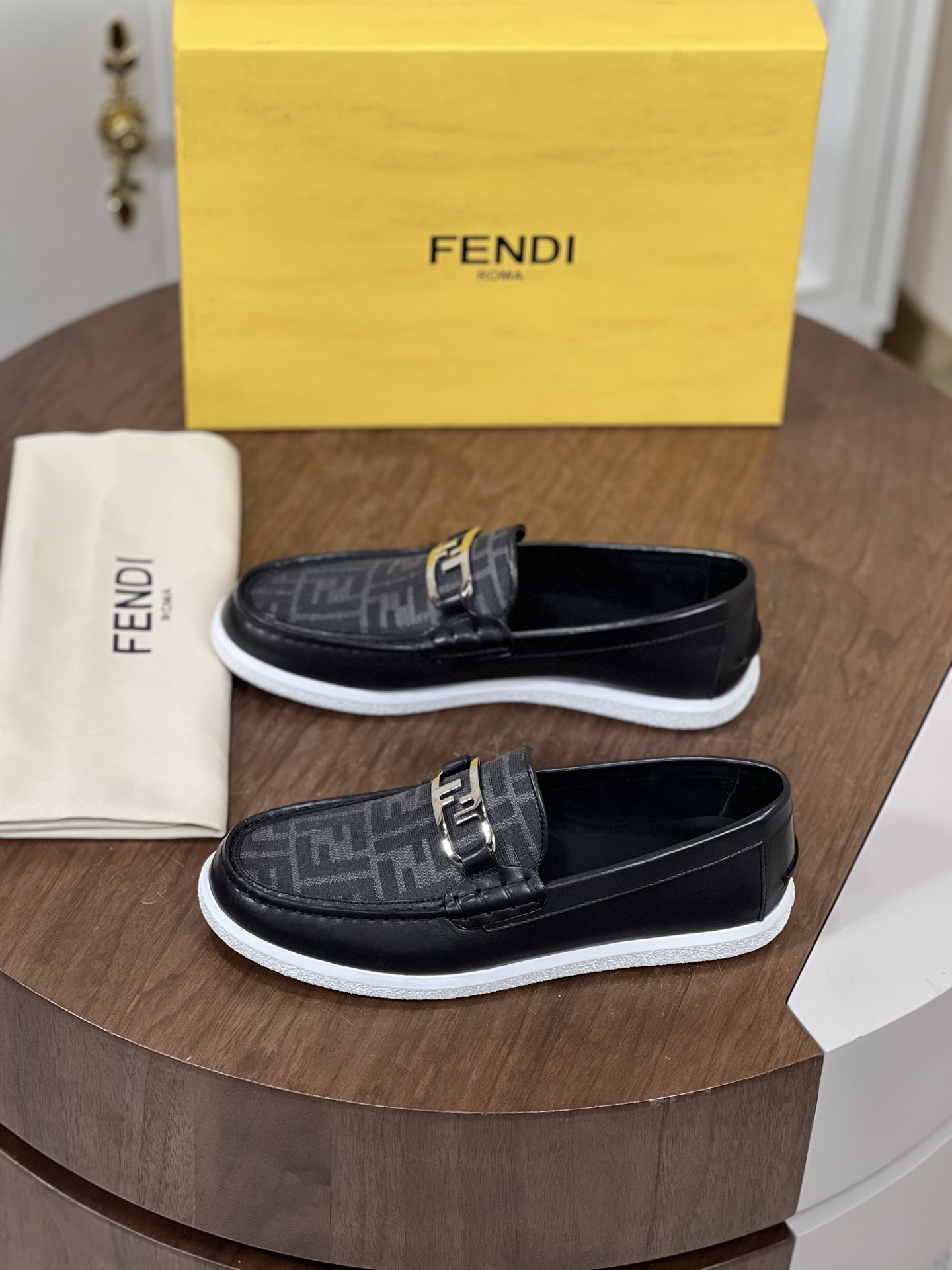 ​Fend*i芬迪FF方头乐福鞋
FF图案乐福鞋，以清爽简约西装风...