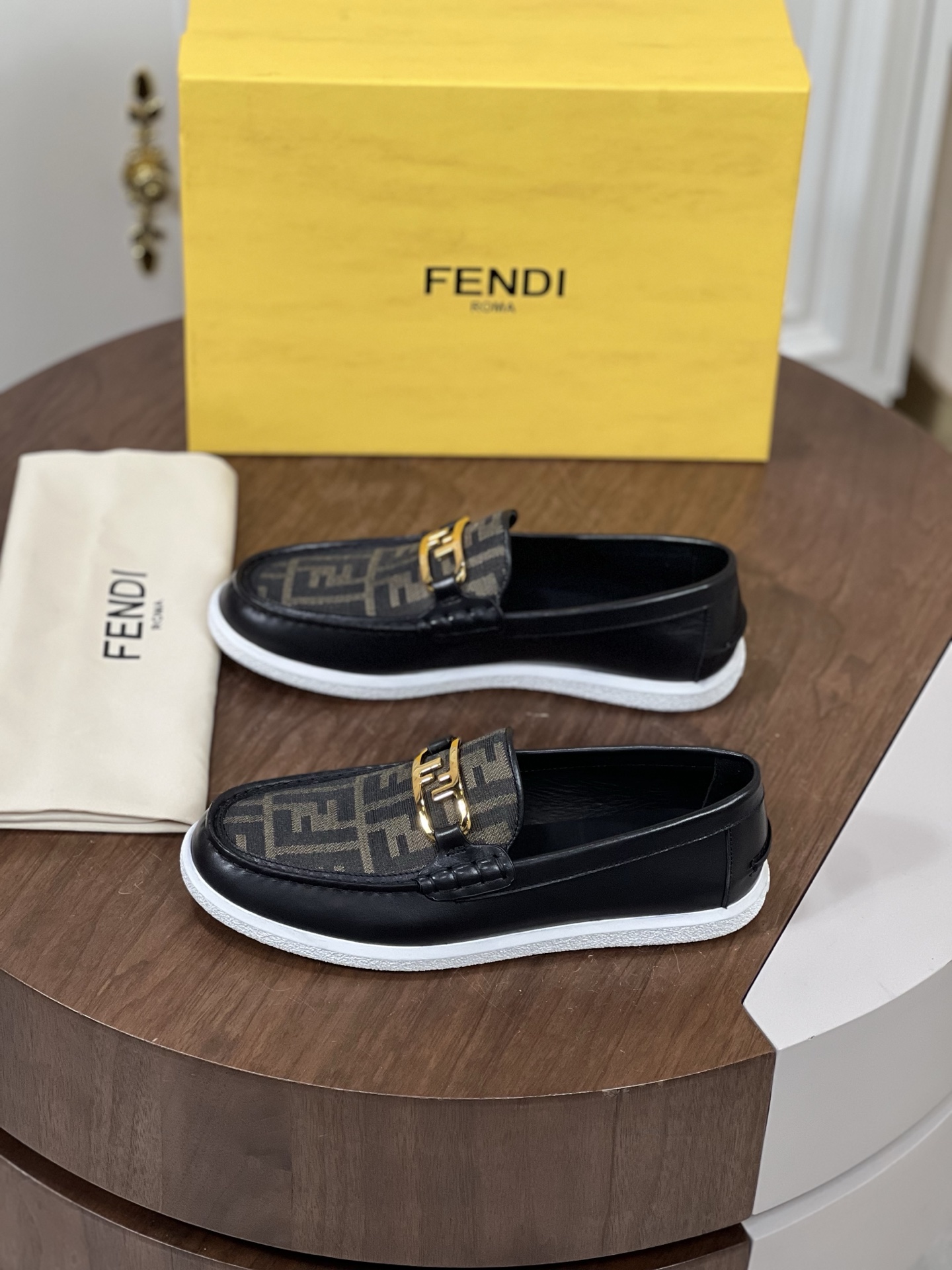 ​Fend*i芬迪FF方头乐福鞋
FF图案乐福鞋，以清爽简约西装风...