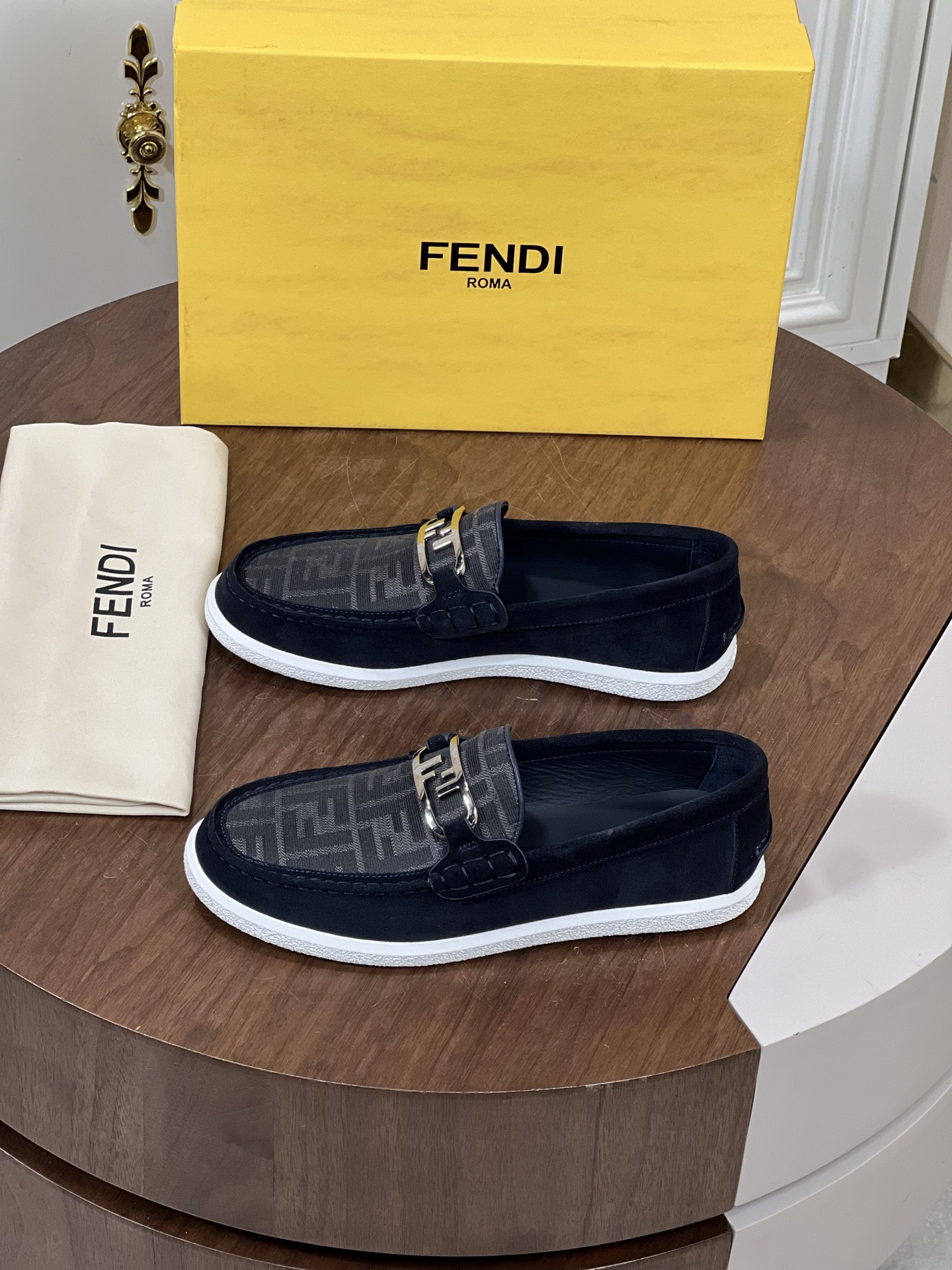 ​Fend*i芬迪FF方头乐福鞋
FF图案乐福鞋，以清爽简约西装风...