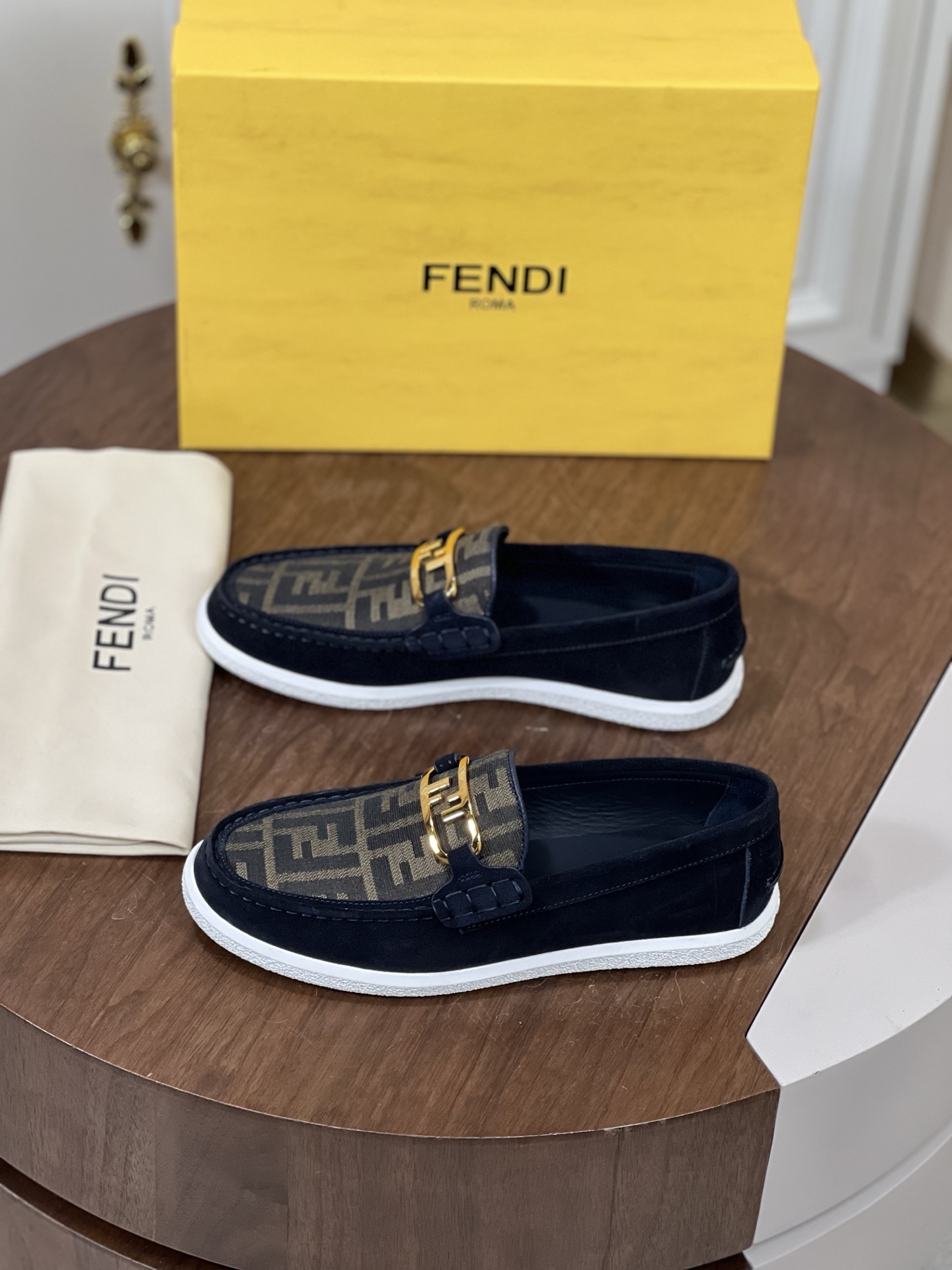 ​Fend*i芬迪FF方头乐福鞋
FF图案乐福鞋，以清爽简约西装风...