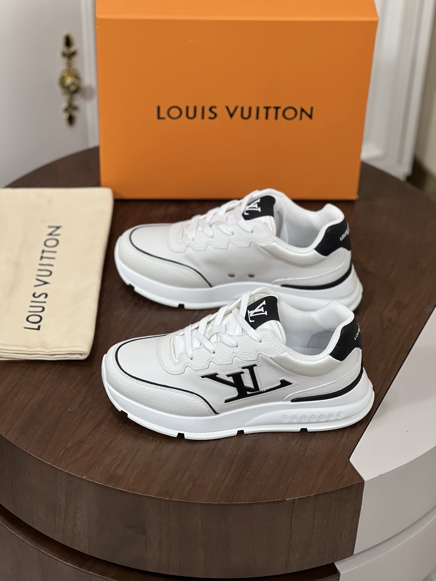 Loui*V驴家 Classic运动鞋于2025男士系列初次亮相，以光滑牛...