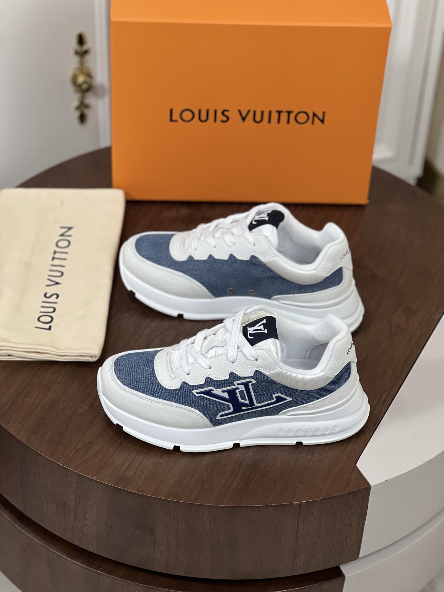 Loui*V驴家 Classic运动鞋于2025男士系列初次亮相，以光滑牛...