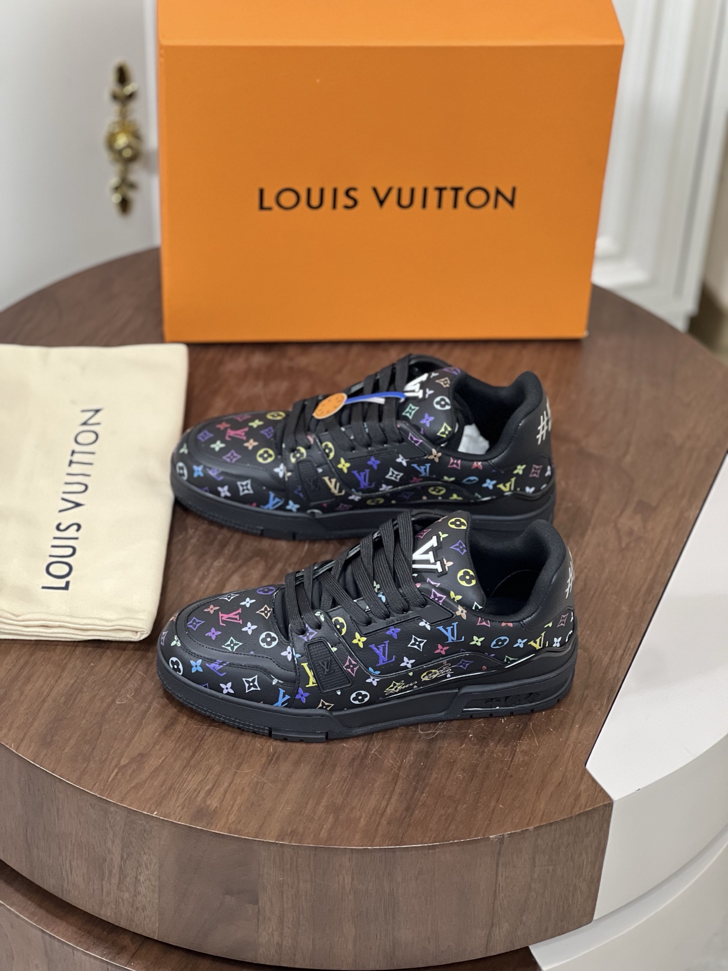 Loui*V Trainer男士运动鞋-顶级
本款Trainer 运动鞋取材 Monogram...