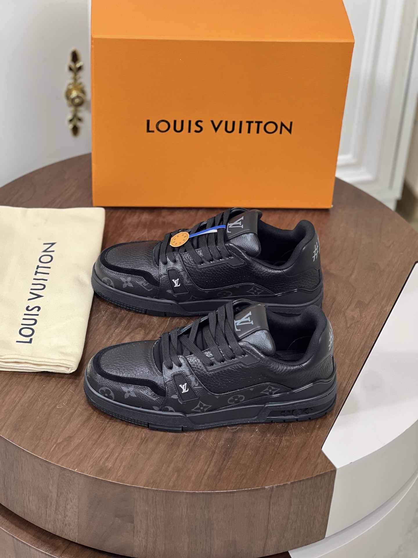 Loui*V 驴家TRAINER系列运动鞋出货
本款LV Trainer 运动鞋选用粒...