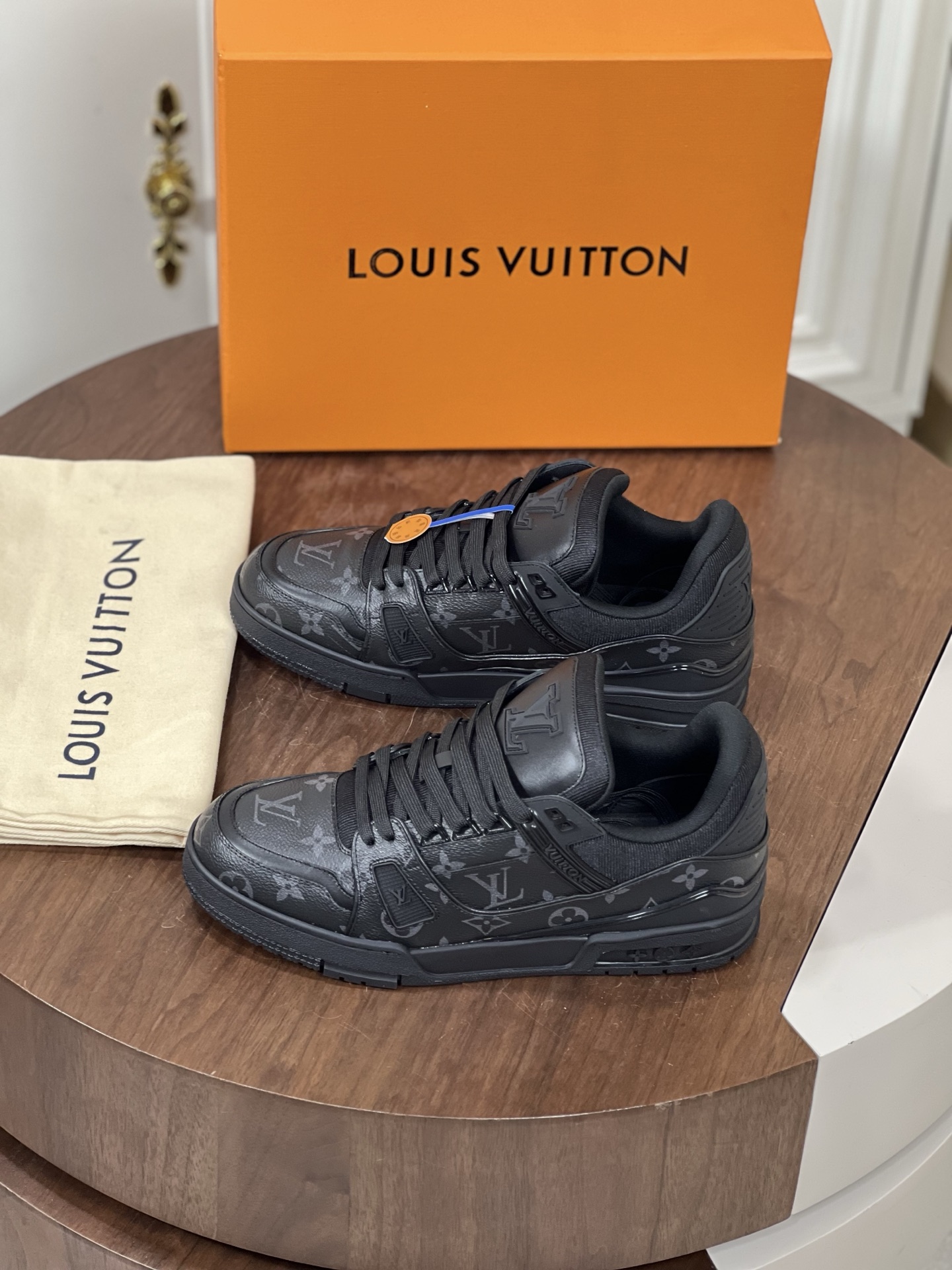 Loui*V 驴家TRAINER系列运动鞋出货
本款LV Trainer 运动鞋选用粒...