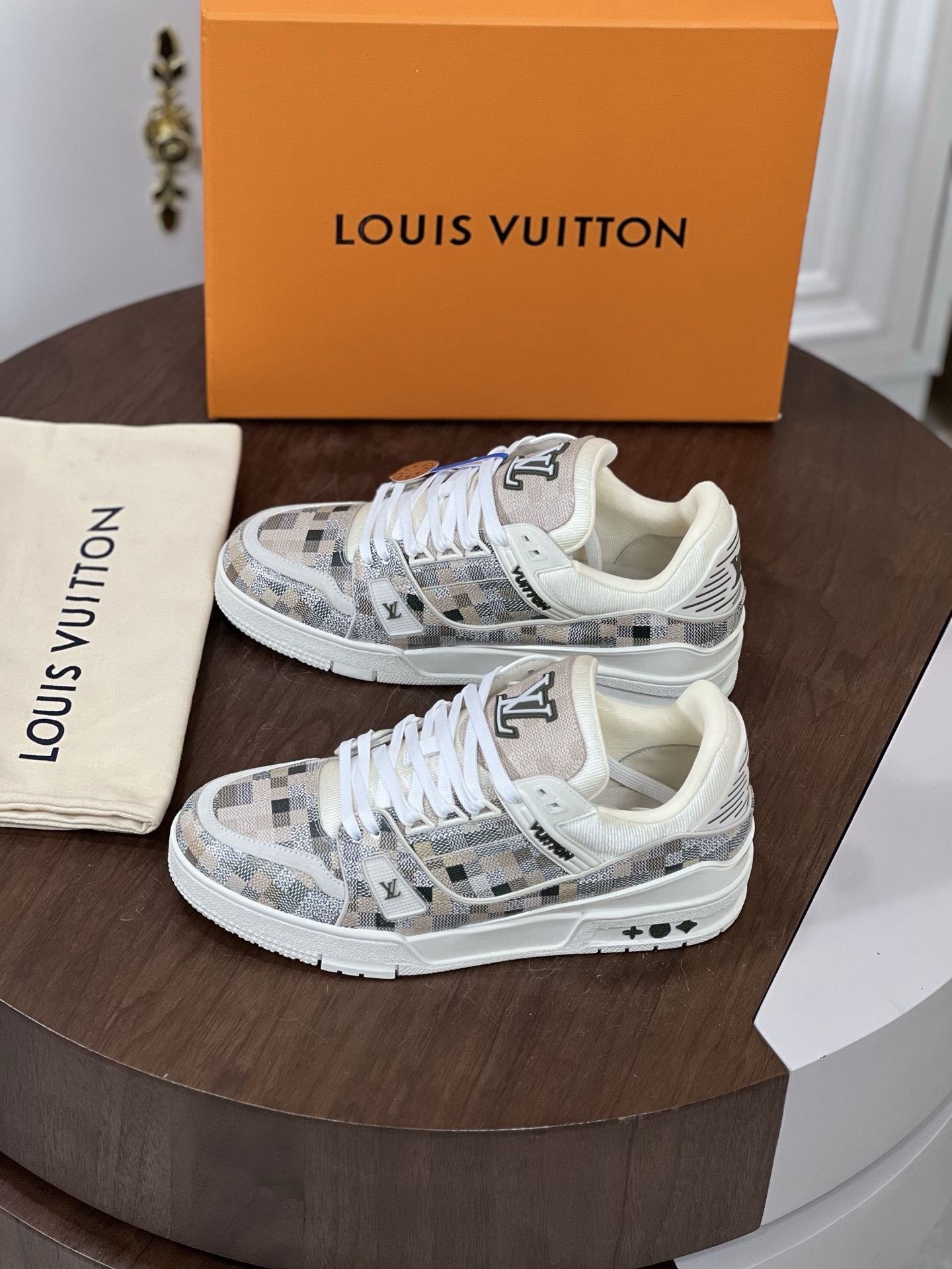 Loui*V 驴家TRAINER系列运动鞋出货
本款LV Trainer 运动鞋选用粒...