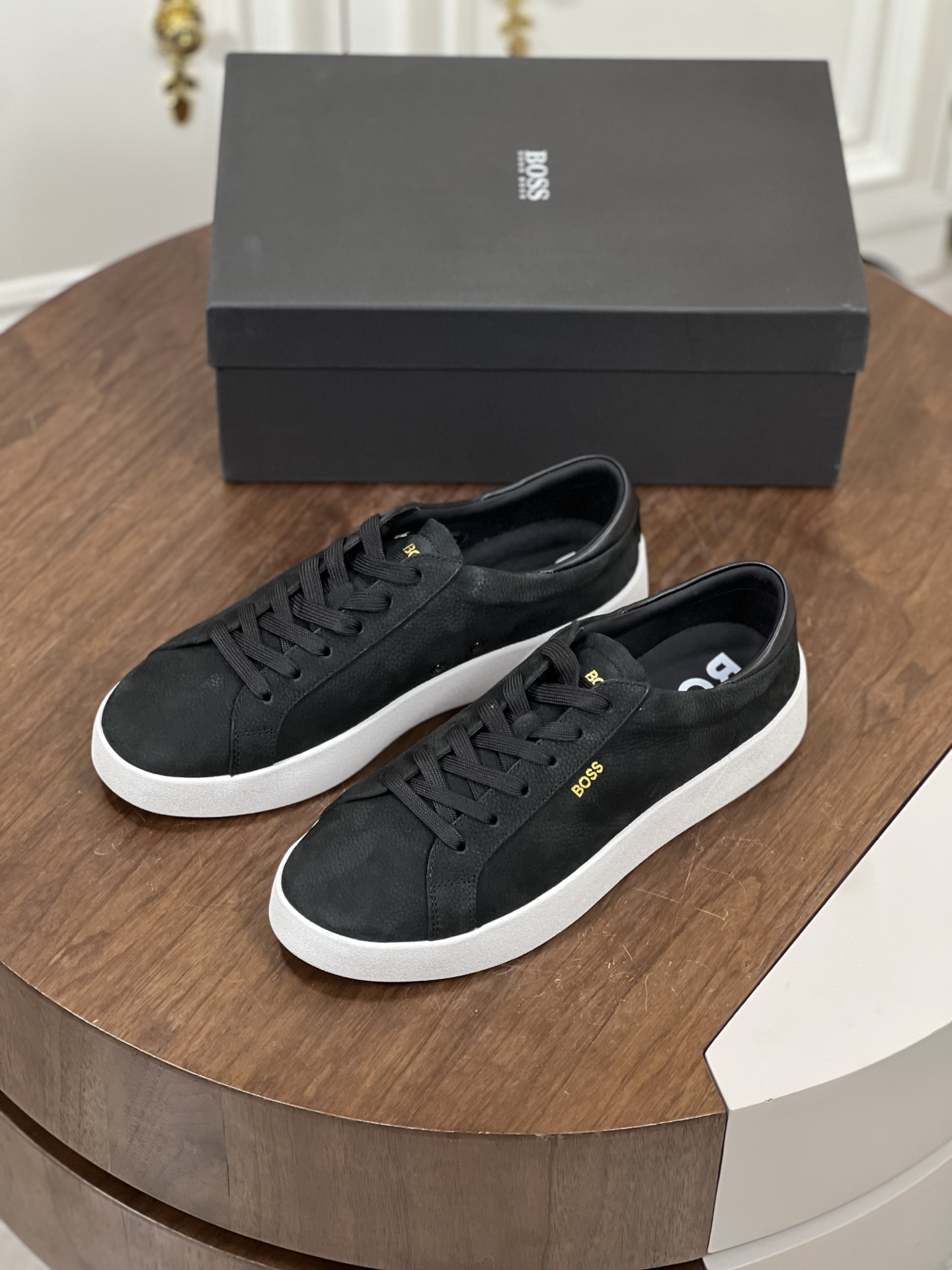 NO:345324,BOSS men's new foot-covered leather casual shoe is carefully made of imported high mercerized reverse velvet calf leather, soft, delicate and shiny leather, upper leather tassel pendant decoration, delicate and even handmade mark wiring, classic casual style, anti-slip wear-resistant rubber sole, light and comfortable, foot design is matched with soft cowhide inner lining and foot pads, comfortable and breathable on the upper foot, and is equipped with a dust bag with original box packaging!  Size39-40-41-42-43-44-45 (45-46 customized without return and exchange) standard leather shoes size, cowhide19860909BOSS男士新款套脚皮革休闲板鞋 选用进口高丝光反绒小牛皮精心制作,皮质柔软细腻有光泽,鞋面皮革流苏吊坠装饰,细致均匀的手工马克走线,经典休闲版型,防滑耐磨橡胶大底,轻便舒适,套脚设计搭配柔软牛皮内里及垫脚,上脚舒适透气,配原盒包装防尘袋！ Size39-40-41-42-43-44-45（45-46定制不退换）标准皮鞋码数,,cowhide,Men's shoes