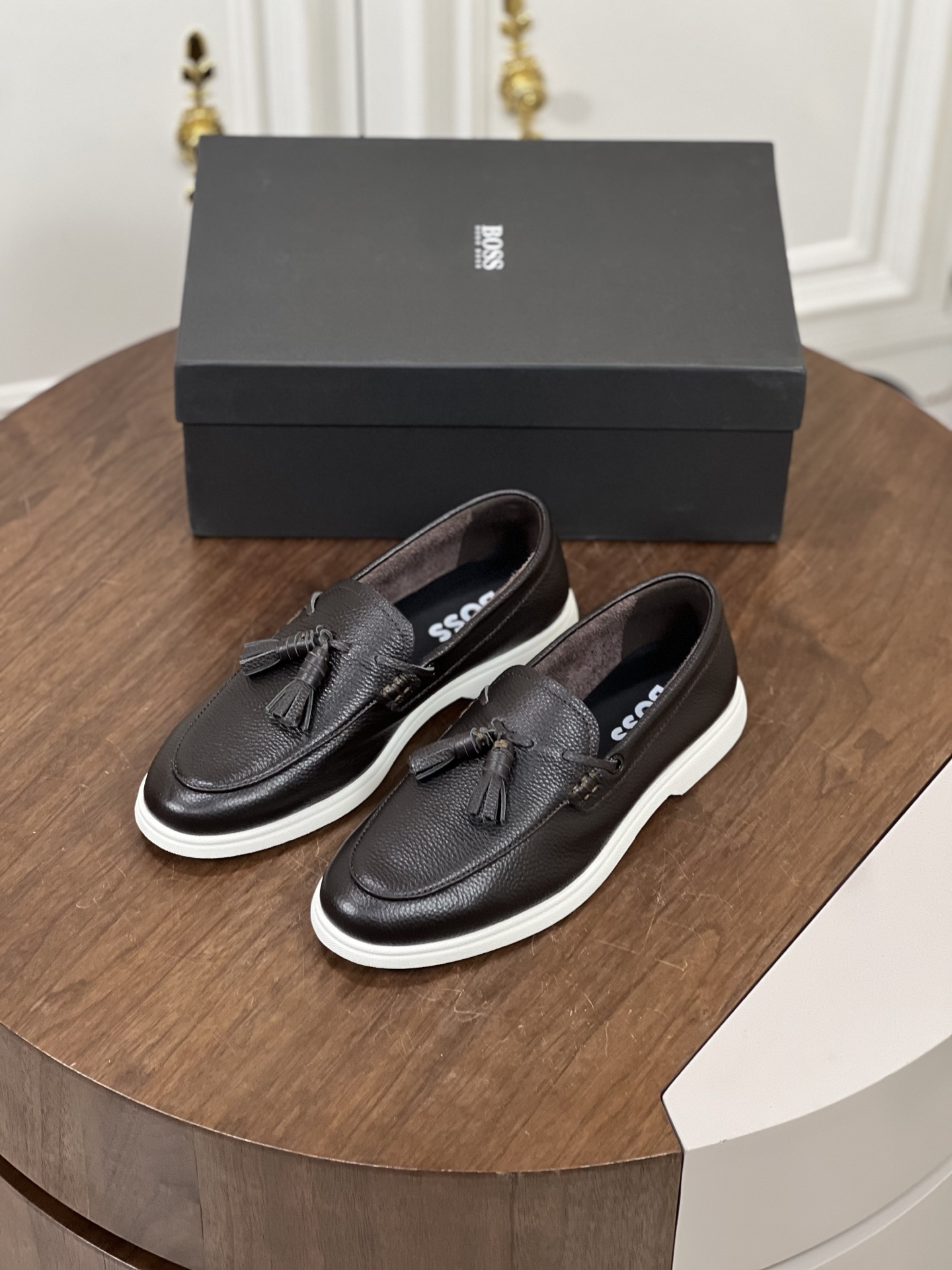 NO:345343,BOSS men's new foot-covered leather casual board shoes are carefully made of imported lychee pattern calf leather, soft, delicate and shiny leather, upper leather tassel pendant decoration, delicate and even handmade mark routing, classic casual style, anti-slip wear-resistant rubber sole, light and comfortable, foot design is matched with soft cowhide inner lining and foot pads, comfortable and breathable on the upper foot, and is equipped with dust bags with original box packaging!  Size39-40-41-42-43-44 (45.46 customized) standard leather shoes size, cowhide19860909BOSS男士新款套脚皮革休闲板鞋 选用进口荔枝纹小牛皮精心制作,皮质柔软细腻有光泽,鞋面皮革流苏吊坠装饰,细致均匀的手工马克走线,经典休闲版型,防滑耐磨橡胶大底,轻便舒适,套脚设计搭配柔软牛皮内里及垫脚,上脚舒适透气,配原盒包装防尘袋！ Size39-40-41-42-43-44（45.46定做）标准皮鞋码数,,cowhide,Men's shoes