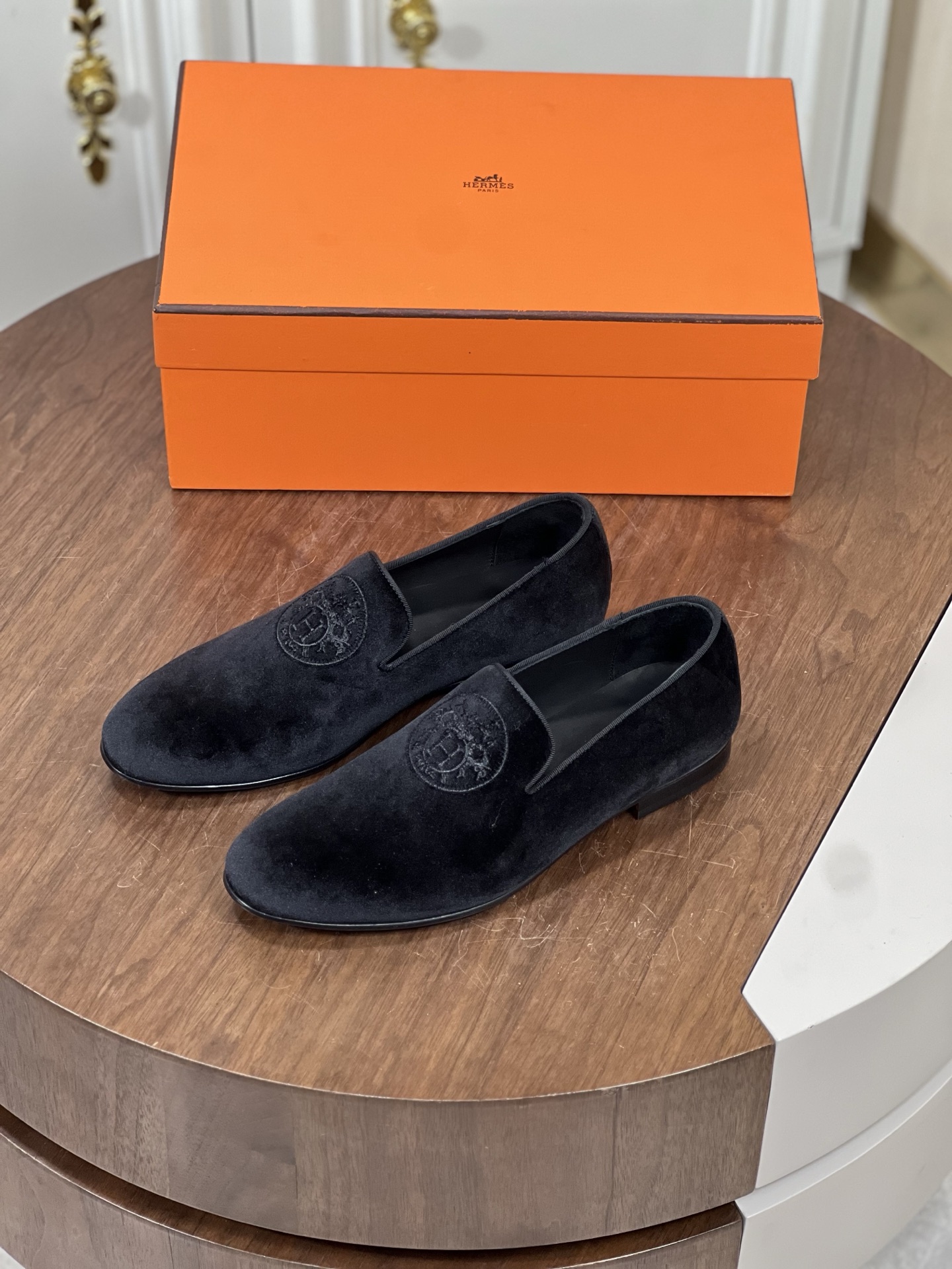 NO:345358,Herme* julio loafer leather shoes are made of imported high mercerized velvet, palladium-plated Paris shoe buckle on the upper horizontal strap, water-dyed cowhide leather inside, original genuine leather outsole composite rubber bottom sheet, enhanced grip performance, three-dimensional concave and convex logo shows luxurious quality, exquisite creation of a leisurely and elegant style, wearing with one foot, classic and timeless elegant design, showing fashionable and avant-garde style!  Standard leather shoes size 39-44 (38.45.46 custom made without return or exchange), hermes, hermes, loafers, cowhide, Leather soles19860909Herme* 爱马-仕 julio乐福鞋皮鞋 采用进口高丝光绒打造 鞋面横带饰镀钯Paris鞋扣 内里水染牛皮里 原版真皮大底复合橡胶底片 增强抓地性能 立体凹凸感logo尽显奢华品质 精致做打造悠闲典雅风范 一脚蹬穿着 经典隽永的优雅设计 彰显时尚前卫风格！ 标准皮鞋码数39-44（38.45.46定做不退换）,,hermes,hermes,loafers,cowhide,Leather soles,Men's shoes