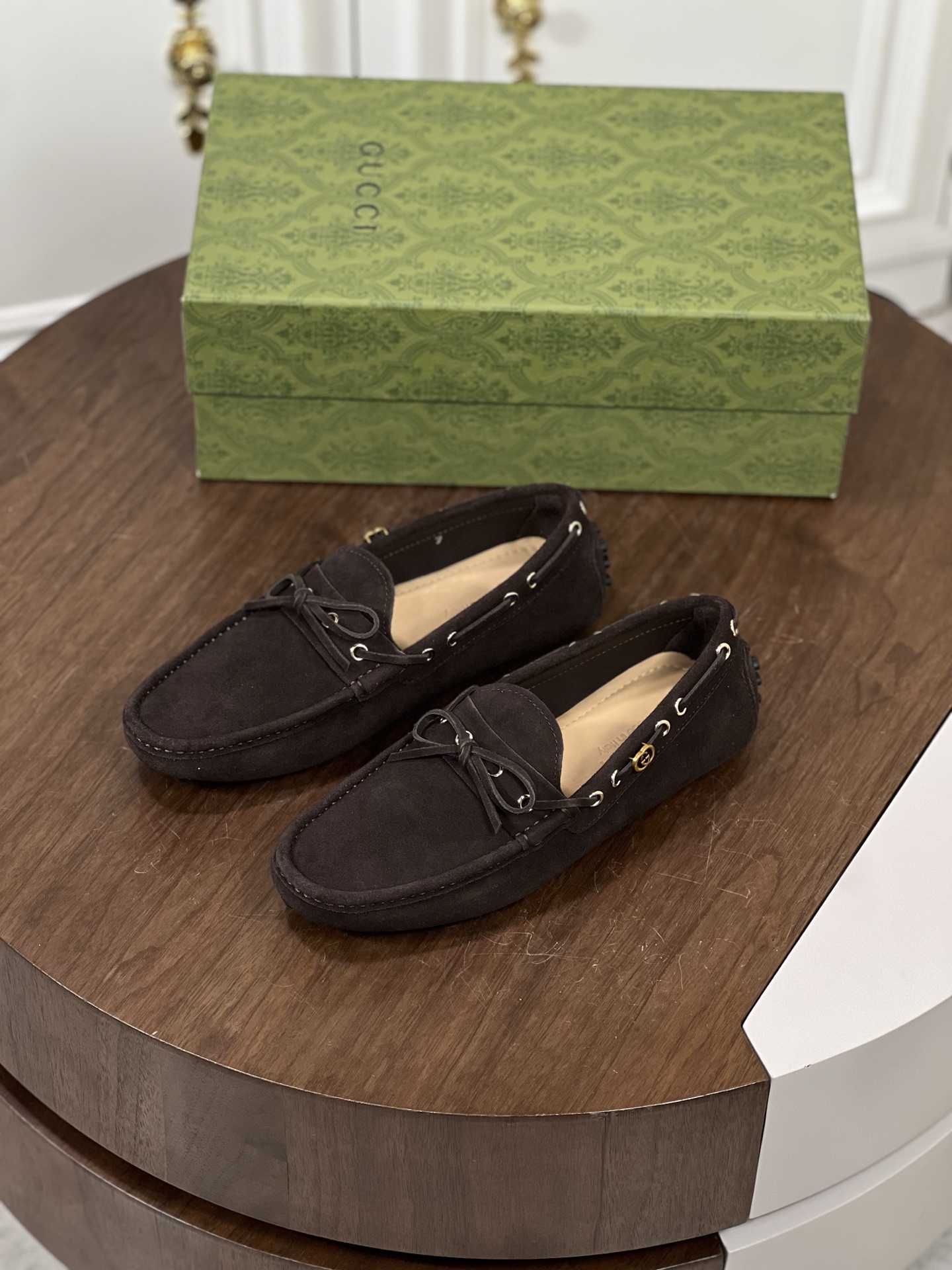 NO:347179,Gucc* Gucci Men's horse buckles with one foot, men's driving shoes, driving shoes, Doudou shoes. The horse buckle elements that have been baptized by time have now become a classic brand element, aiming to pay tribute to the origin of the brand's equestrianism. On this cowhide driving shoes, the symbol element is presented in a dazzling posture. It is made of calfskin and suede cowhide leather, the upper is decorated with a double G embossed logo, and the same material is decorated with silver-toned metal horse buckles. The classic rubber buckle is soft, comfortable and breathable, and is casual and versatile!  With full set of original packaging!  Size39-44 (38/45 custom made without return or exchange), gucci, gucci, cowhide19860909Gucc*古驰 男士一脚蹬饰饰马衔扣男士驾车鞋驾车鞋豆豆鞋 历经时间洗礼的马衔扣元素如今已成为品牌经典元素,旨在致敬品牌马术本源.在这款牛皮革驾车鞋上,该符号元素以耀眼之姿匠心呈现. 采用小牛皮和绒面牛皮革打造,鞋面饰以双G压花标识,同材质饰带搭配银色调金属马衔扣,经典橡胶豆豆颗粒鞋底,柔软舒适透气,休闲百搭！配全套原包装！ Size39-44（38/45定做不退换）,,gucci,gucci,cowhide,Men's shoes