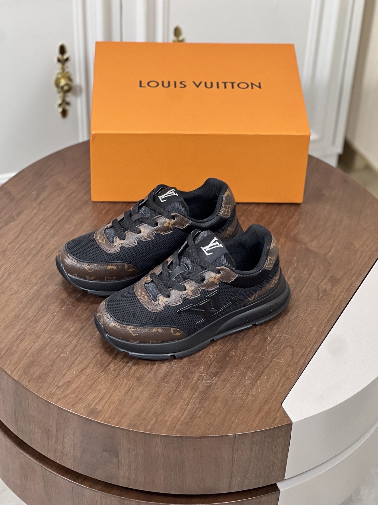 NO:348241,Louis*V Classic sneakers debuted in the 2025 men's series. They are designed with smooth cowhide leather and can easily incorporate various shapes. Attention LV letters mark the side of the shoe, and the light rubber outsole embellishes the Vuitton logo. Imported cowhide + cowhide Size: 39-44 (customized by 38.45),,louis vuitton,louis vuitton,louis vuitton,louis vuitton,louis vuitton,sneakers,cowhide19860909Loui*V驴家 Classic运动鞋于2025男士系列初次亮相,以光滑牛皮革塑造考究设计,可轻松融入各式造型.瞩目LV 字母标注鞋侧,轻盈橡胶外底点缀Vuitton标识. 进口牛皮+牛皮内里 Size:39-44（38.45定制）,,louis vuitton,louis vuitton,louis vuitton,louis vuitton,sneakers,cowhide,Men's shoes