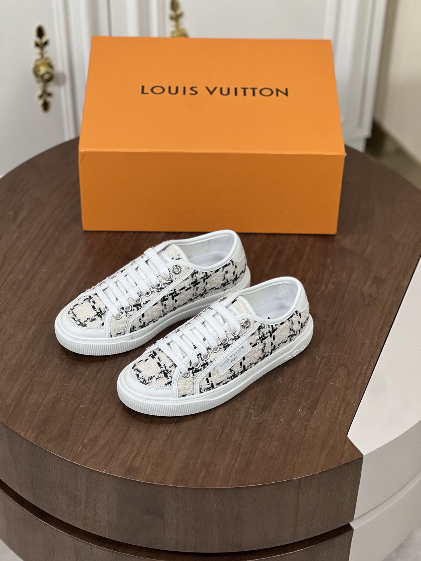 NO:348258,Louis*V donkey lace-up men's sneakers are set off with soft cowhide leather, and the side brand imprint logo expresses the new season. The elegant upper is paired with a thick and light rubber outsole, which imprints the Louis logo. The padded insole and cowhide lining highlight the comfort. Imported cowhide + cowhide inner Size39-44 (customized for 38.45),,louis vuitton,louis vuitton,louis vuitton,louis vuitton,louis vuitton,sneakers,cowhide19860909Loui*V 驴家系带男款运动鞋 以柔软牛皮革烘托,侧面品牌压印标识道出当季新意.优雅鞋面搭配厚实而轻盈的橡胶外底,后者压印路易标识.衬垫内底和牛皮内衬凸显舒适感. 进口牛皮+牛皮内里 Size39-44(38.45定做）,,louis vuitton,louis vuitton,louis vuitton,louis vuitton,sneakers,cowhide,Men's shoes