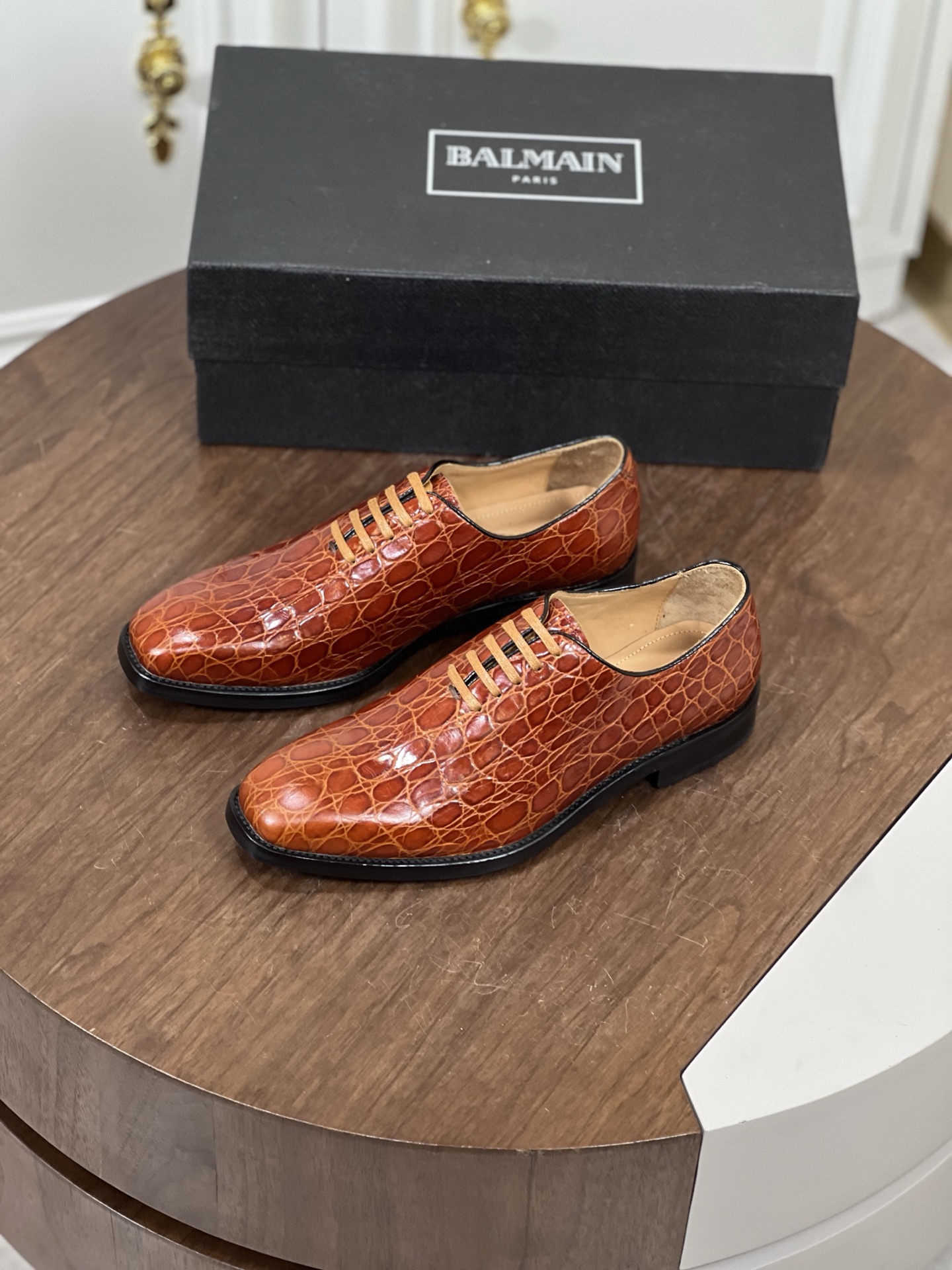 NO:348275,Balmain Men's new formal Oxford shoes. The fabric is imported cowhide. The inner water-dyed cowhide is cowhide. The leather footbed is genuine leather sole. The heel is composite rubber non-slip and wear-resistant. It shows high-end luxury and atmospheric experience. It is comfortable and breathable. It is stylish on the feet!  Size39-44 (38.45.46 customized), ,balmain,balmain,cowhide,Leather soles19860909Balmain巴尔曼 男士新款正装牛津鞋 面料选用进口牛皮 内里进口水染牛皮 牛皮垫脚 真皮大底 后跟复合橡胶防滑耐磨 彰显高端奢华大气 大牌体验 舒适透气 上脚有型！ Size39-44(38.45.46定制),,balmain,balmain,cowhide,Leather soles,Men's shoes