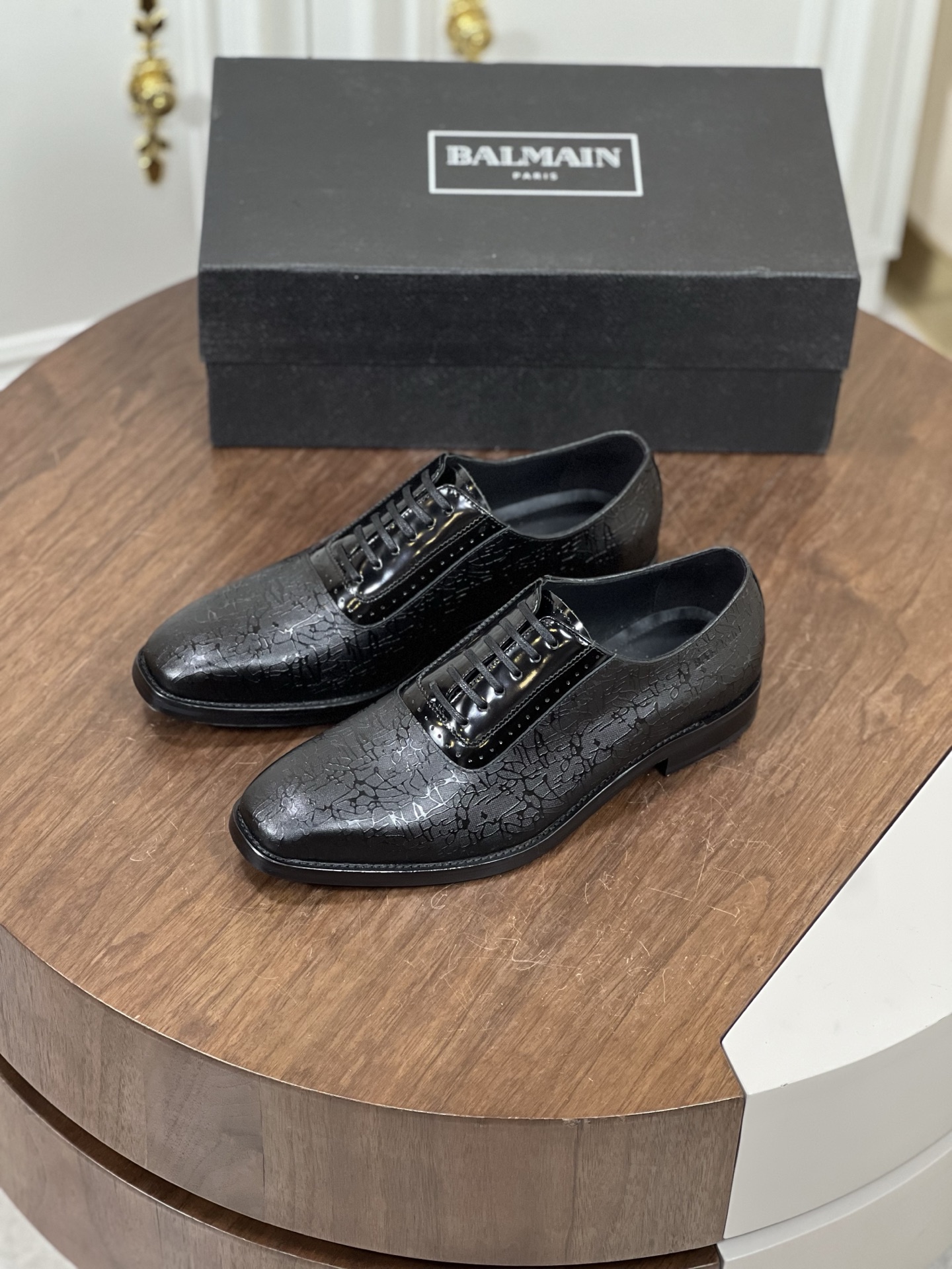 NO:348291,Balmain Men's new formal Derby shoes. The fabric is imported cowhide. The inner water-dyed cowhide is cowhide. The leather footbed is genuine leather sole. The heel is composite rubber non-slip and wear-resistant. It shows high-end luxury and atmospheric experience. Comfortable and breathable. The foot is stylish!  Size39-44 (38.45.46 customized), ,balmain,balmain,cowhide,Leather soles19860909Balmain巴尔曼 男士新款正装德比鞋 面料选用进口牛皮 内里进口水染牛皮 牛皮垫脚 真皮大底 后跟复合橡胶防滑耐磨 彰显高端奢华大气 大牌体验 舒适透气 上脚有型！ Size39-44(38.45.46定制),,balmain,balmain,cowhide,Leather soles,Men's shoes