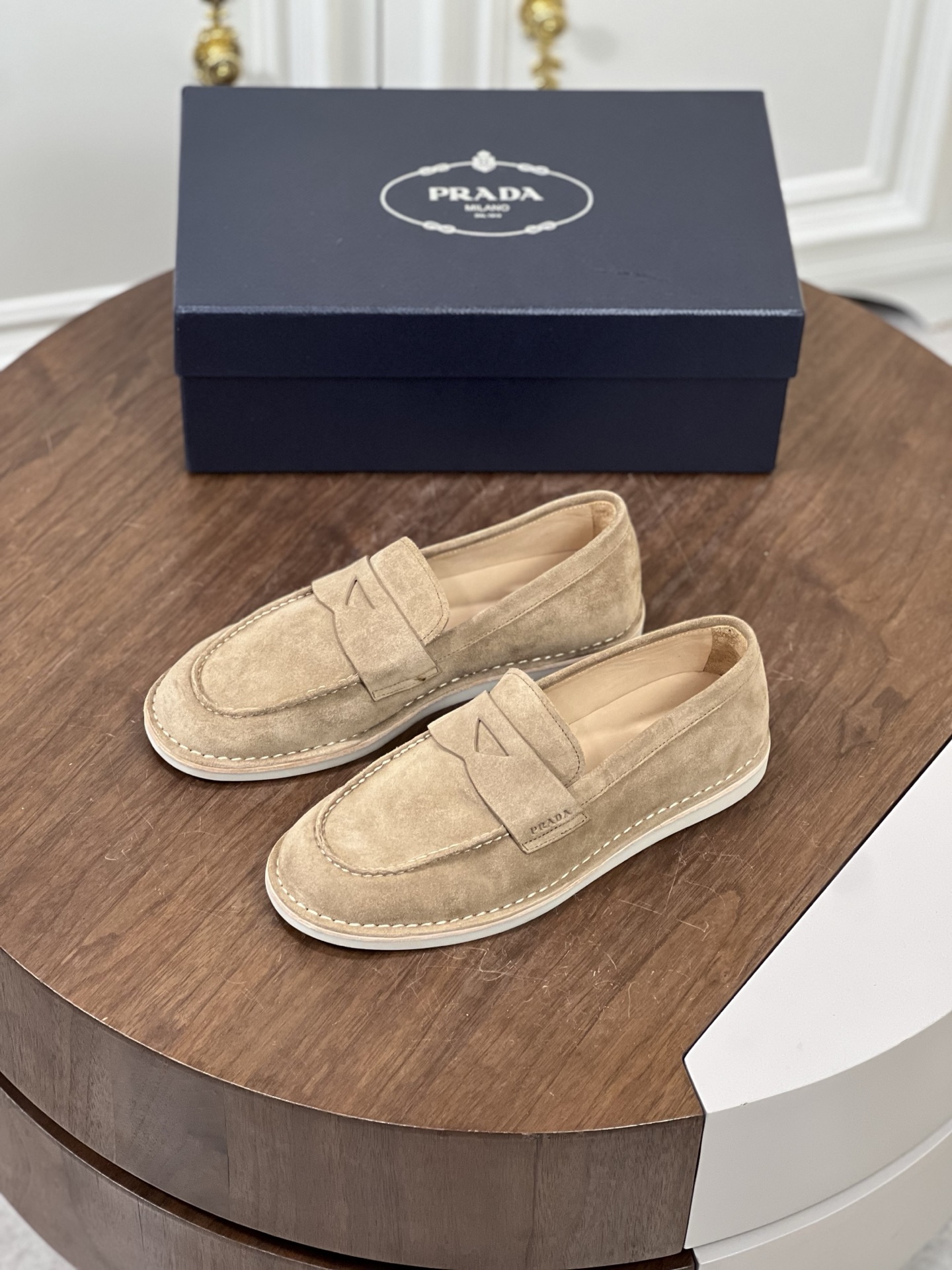 NO:352019,Prad* Prad-Da soft leather loafers are made of leather lining, modern silhouette. The front is enamel metal triangle logo is eye-catching. Band, triangular logo with enamel triangle logo toe cap with squeezing seams Lightweight rubber sole Heel height 1.5 cm Removable leather-covered insole Size 39-44 (customized for 38.45),,prada,prada,loafers19860909Prad*普拉-达这款柔软皮革乐福鞋 配以皮革衬里,塑就摩登廓形.正面涂珐琅金属三角形徽标装饰引人注目. 饰带,饰涂珐琅三角形徽标 鞋头盖配箍缩接缝 轻质橡胶鞋底 鞋跟高1.5厘米 可拆卸皮革包覆内底 Size 39-44(38.45定做),,prada,prada,loafers,Men's shoes