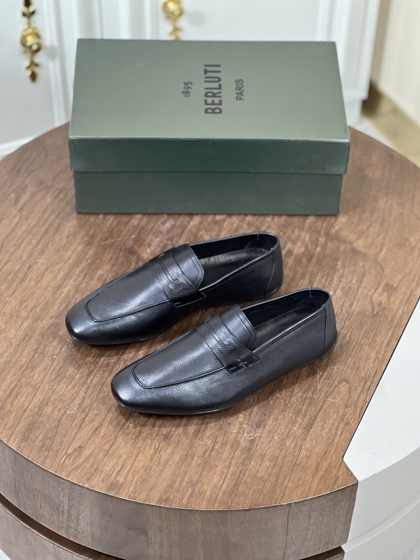 NO:352036,Berluti Venezia calfskin loafers This upper is made of Venezia calfskin, asymmetric Venezia Scritto pattern decoration, calfskin insole and lining, rubber outsole. Size39-44 (customized by 38.45), loafers, cowhide19860909Berluti布鲁提 Venezia小牛皮乐福鞋 本款鞋面采用Venezia小牛皮制作,不对称Venezia Scritto图纹装饰,小牛皮鞋垫与衬里,橡胶外底. Size39-44（38.45定制）,,loafers,cowhide,Men's shoes
