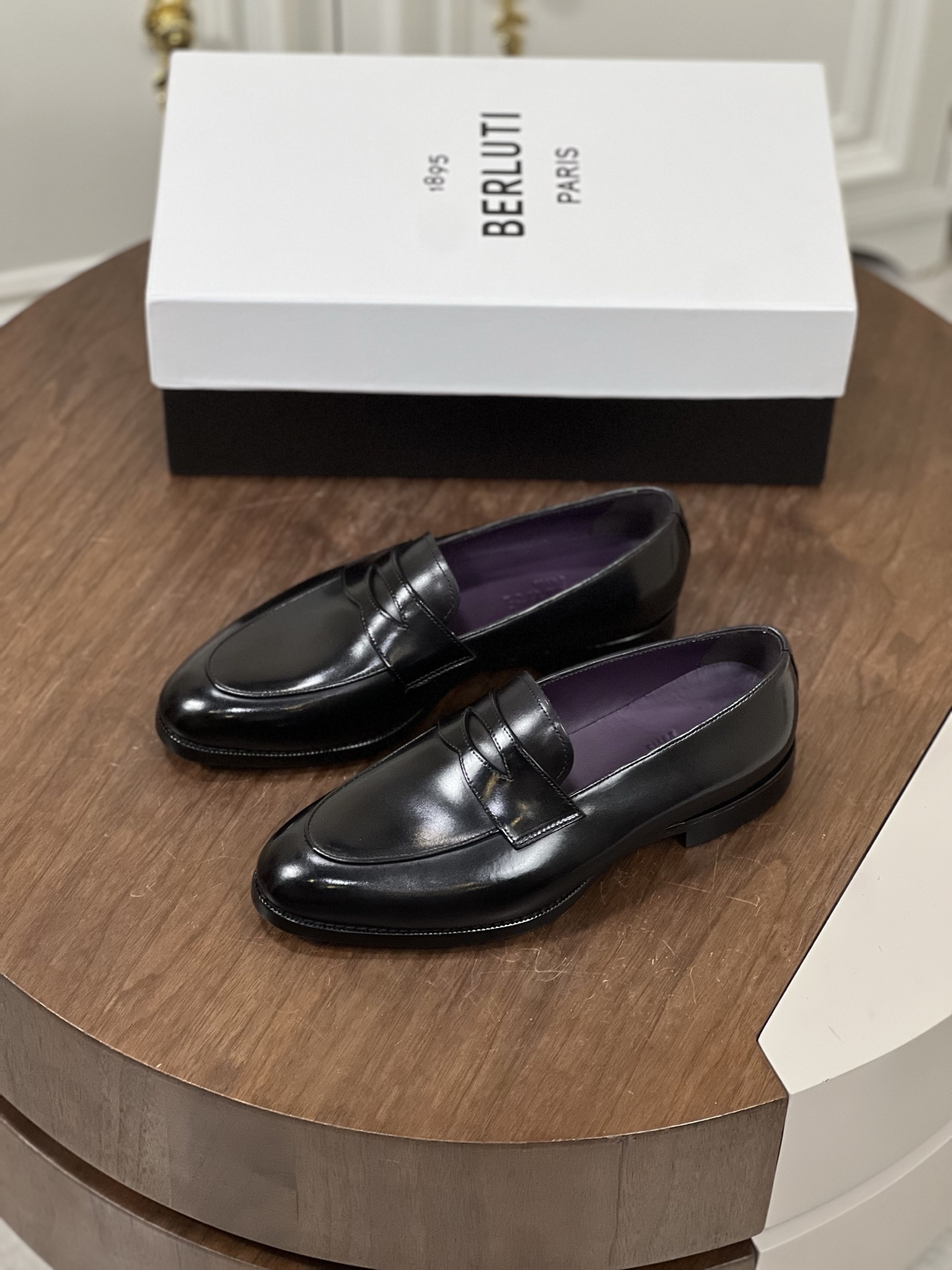 NO:352058,Berluti's new work of formal shoes, handmade business leather shoes, listen to the rhythm of wiping, witness the gradual glow of the shoes, every patient and meticulous process, and achieve the ingenious art of craftsmanship. Imported cowhide, cowhide, genuine leather soles Size: 39-44 (customized by 38.45), cowhide, Leather soles19860909Berluti新作正装鞋履手工商务皮鞋 倾听擦拭的韵律.见证鞋履上的逐渐焕发的光泽,每一道耐心细致的工序,成就精益求精的匠心艺术. 进口牛皮,牛皮内里,真皮大底 Size:39-44（38.45定做）,,cowhide,Leather soles,Men's shoes