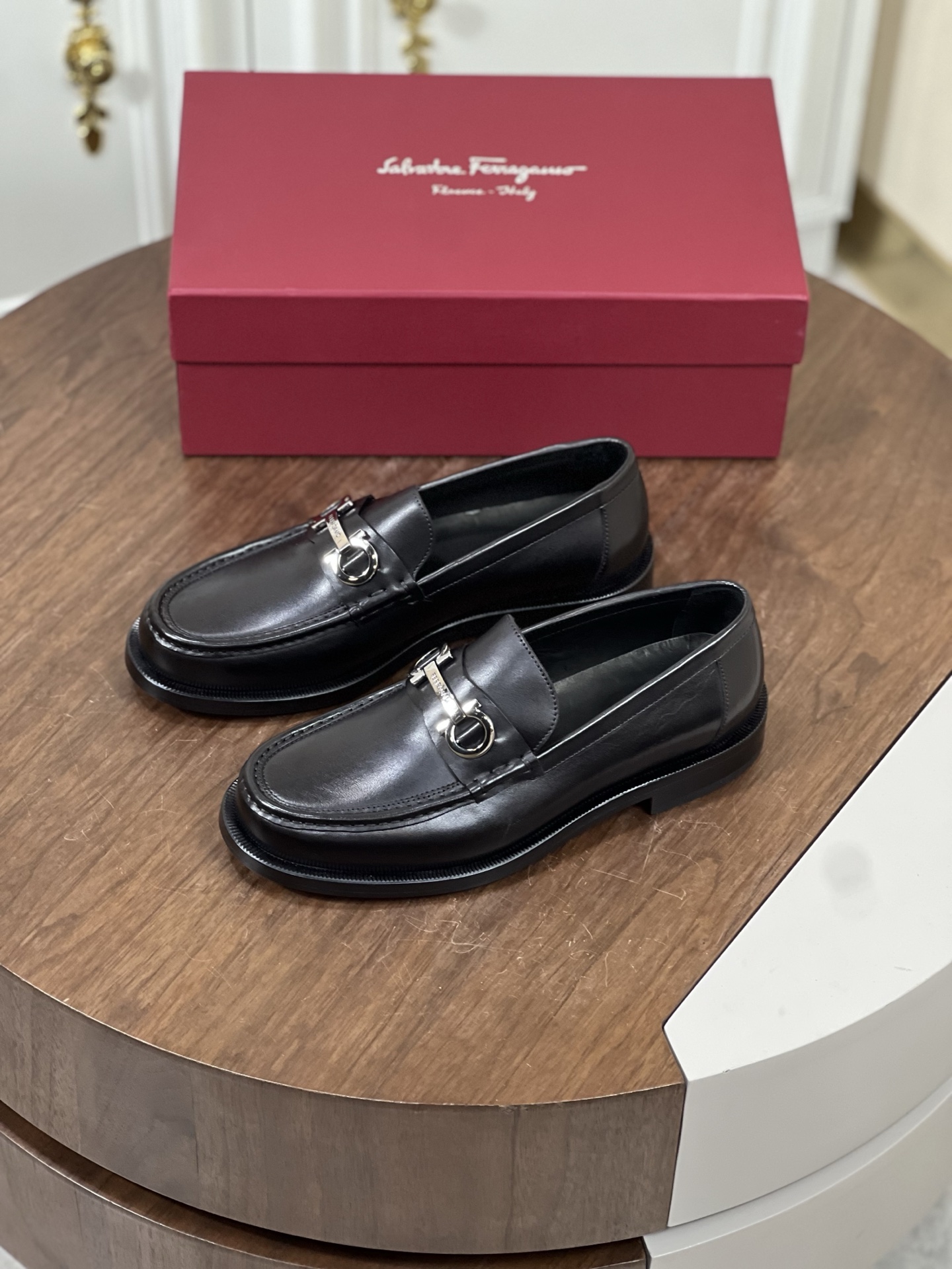 NO:352078,Ferragamo high-end genuine leather outsole formal leather shoes adopt imported cowhide uppers. Soft and stylish, hand-made color change, low-key luxury temperament, comfortable and breathable version, calf leather genuine leather footbed imported leather outsole, showing extraordinary attitude. The original packaging of the full set of counters Size39-44 (45 customized),, ferragamo, ferragamo, cowhide, Leather soles19860909Ferragamo菲拉格慕高端真皮大底正装皮鞋 采用进口牛皮鞋面 柔软有型,手工改色工艺,低调奢华气质,舒适透气版型,小牛皮真皮垫脚 进口真皮大底,彰显不凡态度 全套专柜原包装 Size39-44（45定制）,,ferragamo,ferragamo,cowhide,Leather soles,Men's shoes