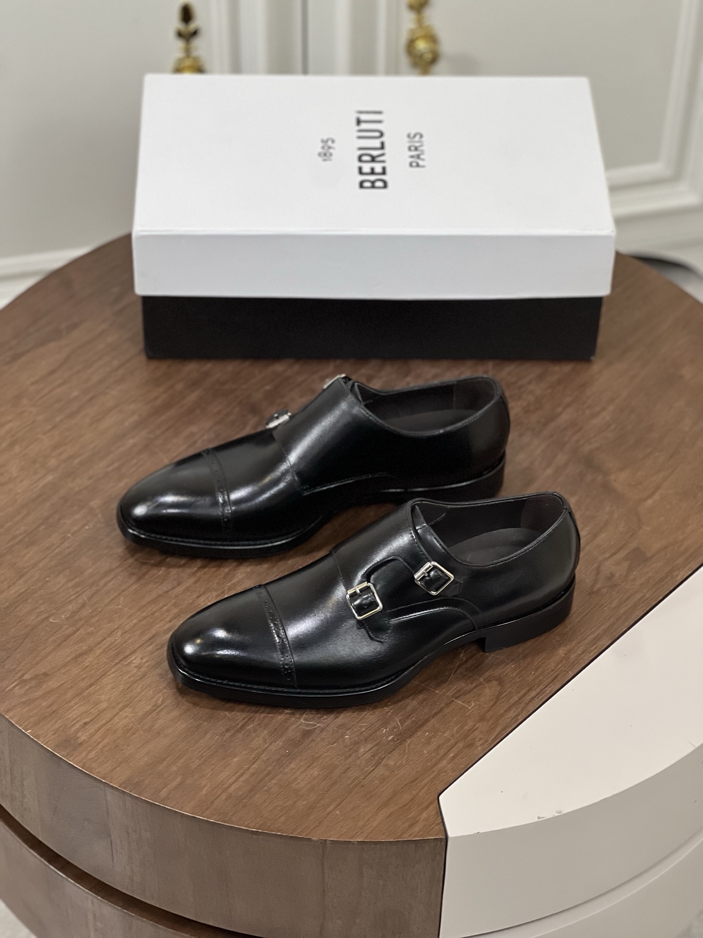 NO:352112,Berluti's new work of formal shoes, handmade business leather shoes, listen to the rhythm of wiping, witness the gradual glow of the shoes, every patient and meticulous process, and achieve the ingenious art of craftsmanship. Imported cowhide, cowhide, genuine leather soles Size: 39-44 (customized by 38.45), cowhide, Leather soles19860909Berluti新作正装鞋履手工商务皮鞋 倾听擦拭的韵律.见证鞋履上的逐渐焕发的光泽,每一道耐心细致的工序,成就精益求精的匠心艺术. 进口牛皮,牛皮内里,真皮大底 Size:39-44（38.45定做）,,cowhide,Leather soles,Men's shoes
