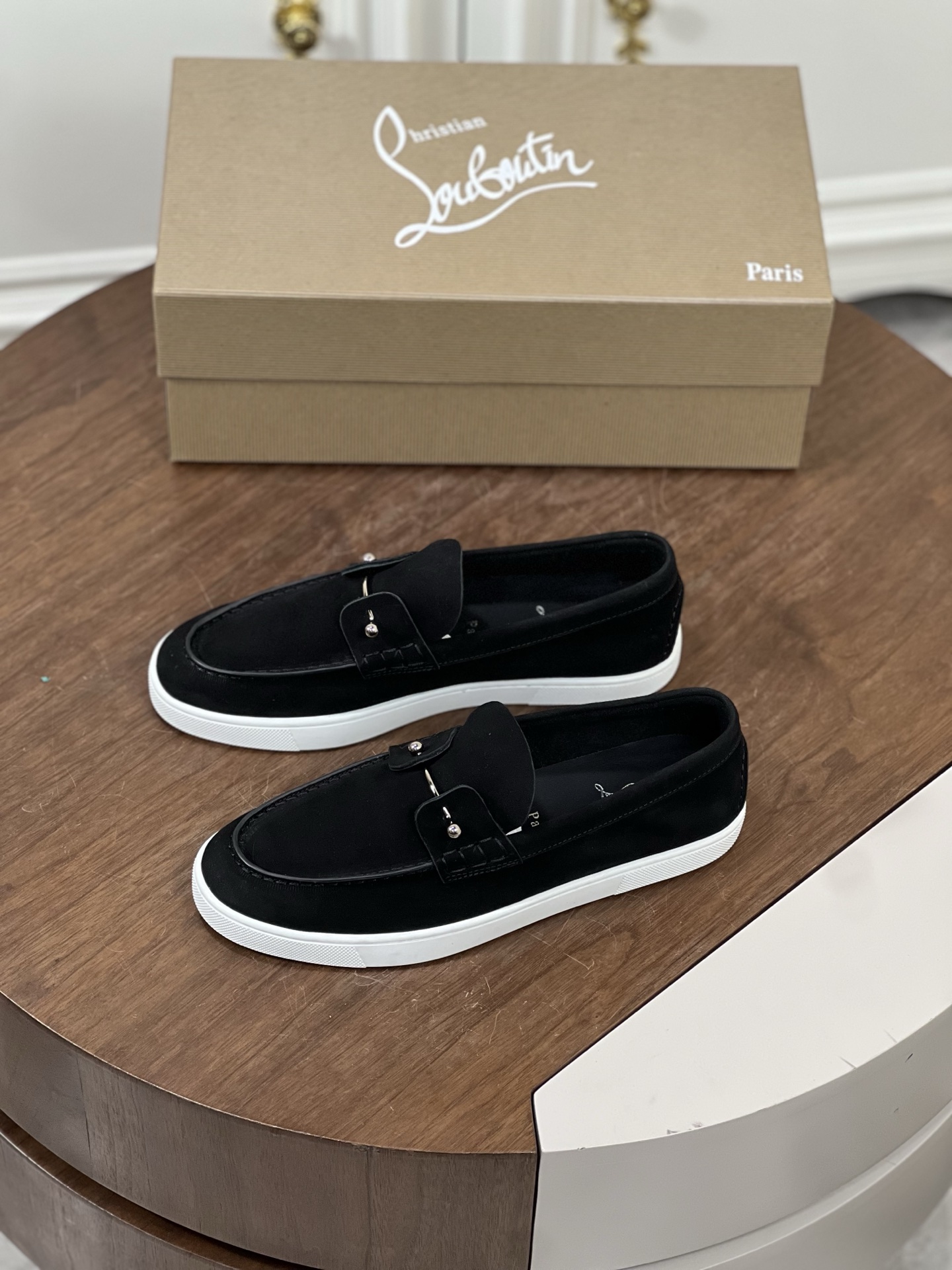 NO:352136,Christian Louboutin (CL red sole shoes) Italian men's casual board shoes shipped!  Each pair of shoes from this Italian pure handmade shoe brand is simple and classic, and it is very comfortable and versatile on the feet!  This upper is made of imported cowhide, with high-end and comfortable cowhide inner lining!  The outsole is made of original rubber backsheet combination, with cowhide inner lining!  Brand-specific mold opening foot bed, exclusive private mold controllable! Original box packaging, equipped with shoe storage bag!  Size39-44 (38.45.46 customized), christian louboutin,cowhide19860909Christian Louboutin（CL红底鞋）意大利男士休闲板鞋出货！ 这个意大利纯手工鞋履品牌的每一双鞋设计简洁经典,上脚非常舒适百搭！ 此款鞋面面料采用进囗牛皮,高档舒适牛皮内里！大底采用原版橡胶底片组合成型,牛皮内里！品牌专用开模脚床,独家私模可控!原盒包装,配鞋履收纳袋！ Size39-44（38.45.46定做）,,christian louboutin,cowhide,Men's shoes