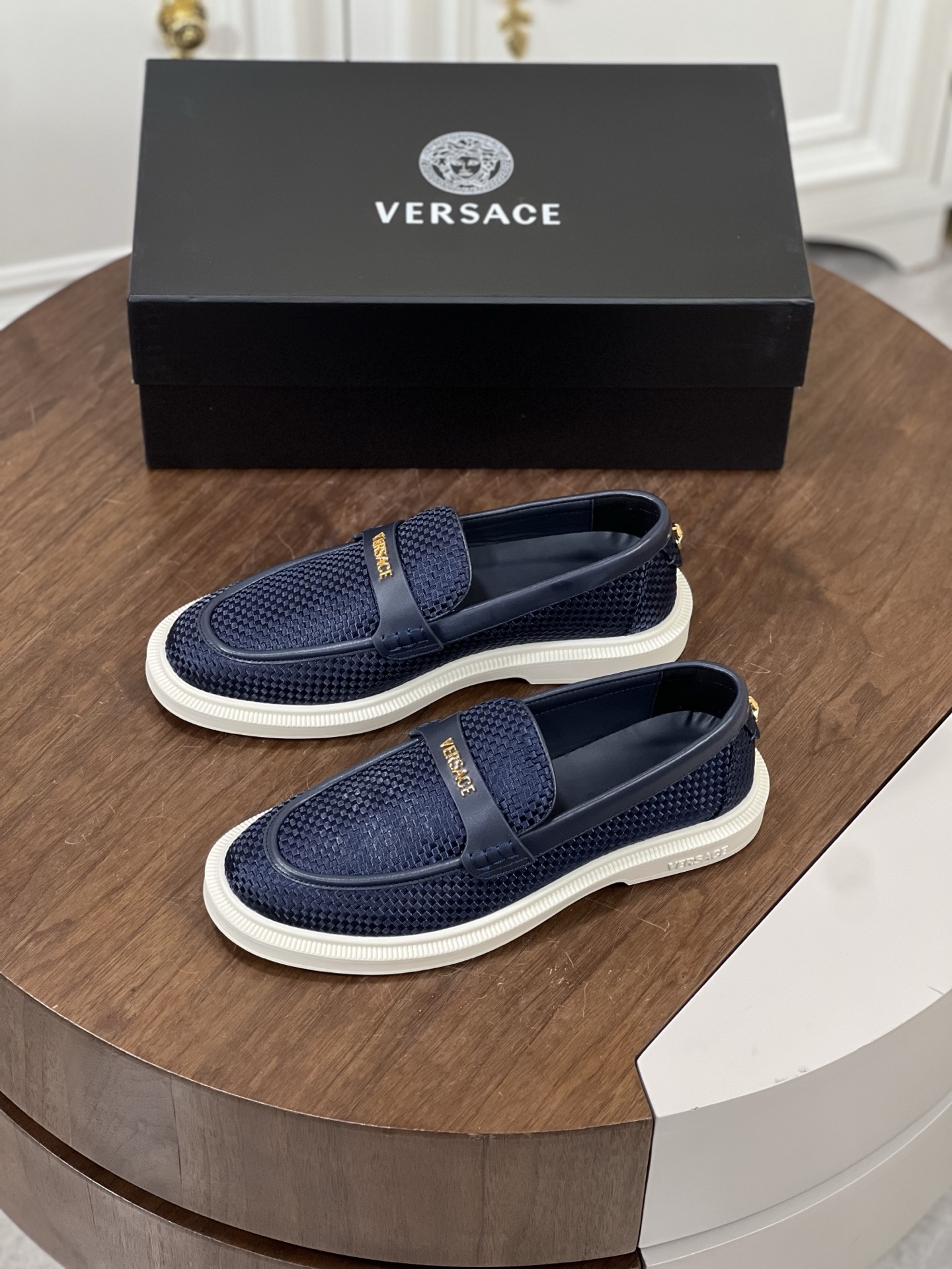NO:351974,Versac (Versace) Italian men's casual shoes shipped!  Each pair of shoes from this Italian pure handmade shoe brand is simple and classic, and it is very comfortable and versatile on the feet!  This upper is made of imported cowhide, with high-end and comfortable cowhide inner lining!  The outsole is made of original rubber backsheet combination, with cowhide inner lining!  Brand-specific mold opening foot bed, exclusive private mold controllable! Original box packaging, equipped with shoe storage bag!  Size39-44 (38.45.46 customized), versace, versace, cowhide19860909Versac(范思哲）意大利男士休闲板鞋出货！ 这个意大利纯手工鞋履品牌的每一双鞋设计简洁经典,上脚非常舒适百搭！ 此款鞋面面料采用进囗牛皮,高档舒适牛皮内里！大底采用原版橡胶底片组合成型,牛皮内里！品牌专用开模脚床,独家私模可控!原盒包装,配鞋履收纳袋！ Size39-44（38.45.46定做）,,versace,versace,cowhide,Men's shoes