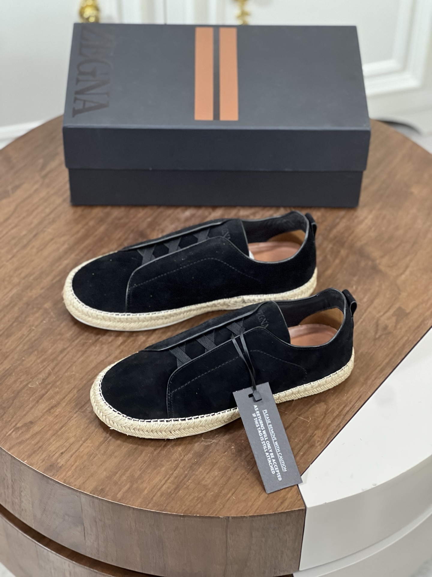 NO:351991,Hot sale! Jenia Casual Sneakers This Triple Stitch low-top sneaker is made of soft cowhide with suede, injecting exquisite style into casual shoes. The iconic triple cross elastic details highlight the hand-stitched stitching of traditional leather shoes, lightweight and lazy cover design, perfectly fitting the fast-paced lifestyle. The very light rubber outsole is embellished with double striped logo sports details, reinterpreting the iconic shoes with an ultra-light structure. Calfskin inner lining, car midsole cover lasting method. Easy to wear and take off the foot cross elastic band and 3D 