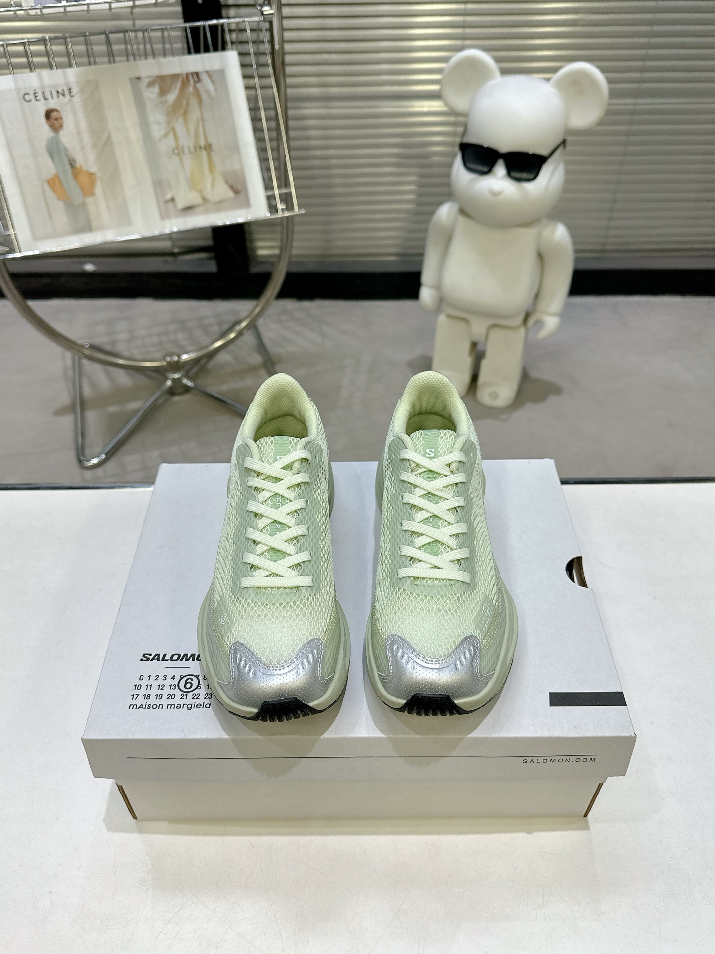 NO:354421,Real-priced Salomon X mm6 co-branded model 25ss new cross-country running shoes and sports shoes Couple model Upper The toe has very thick white pressing glue The upper is mainly knitting process and a layer of yarn upper is added to the side. It does not affect breathability while enhancing the overall strength of the upper. Fabric flying knitted inner lining super-relocated foaming outsole size 35-45,,masion margiela,sneakers19860909实价萨洛蒙 X mm6联名款 25ss新款越野跑鞋运动鞋 情侣款 鞋面 鞋头有非常厚实的白色压胶 鞋面主要为针织工艺 并在侧身再加了一层纱架鞋面 在不影响透气性的同时增强了鞋面的整体强度 面料飞织内里超迁绒发泡大底码数35-45,,masion margiela,sneakers,Men's shoes