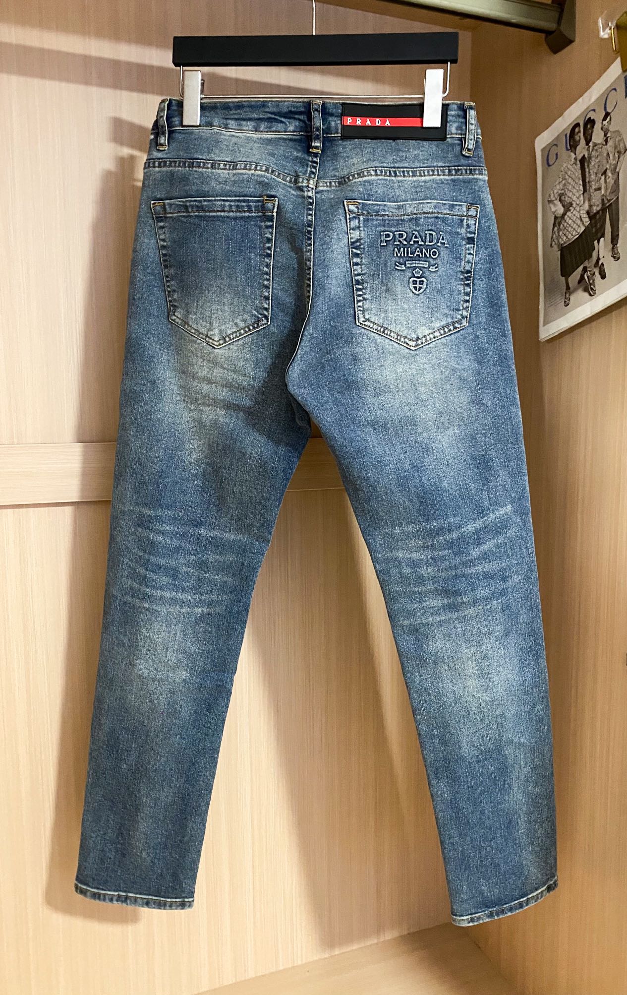 
PRAD 25新款休闲牛仔裤 高端系列 经典小直筒版型，面料带弹力 重工刺绣款 时尚百搭 
码数：29