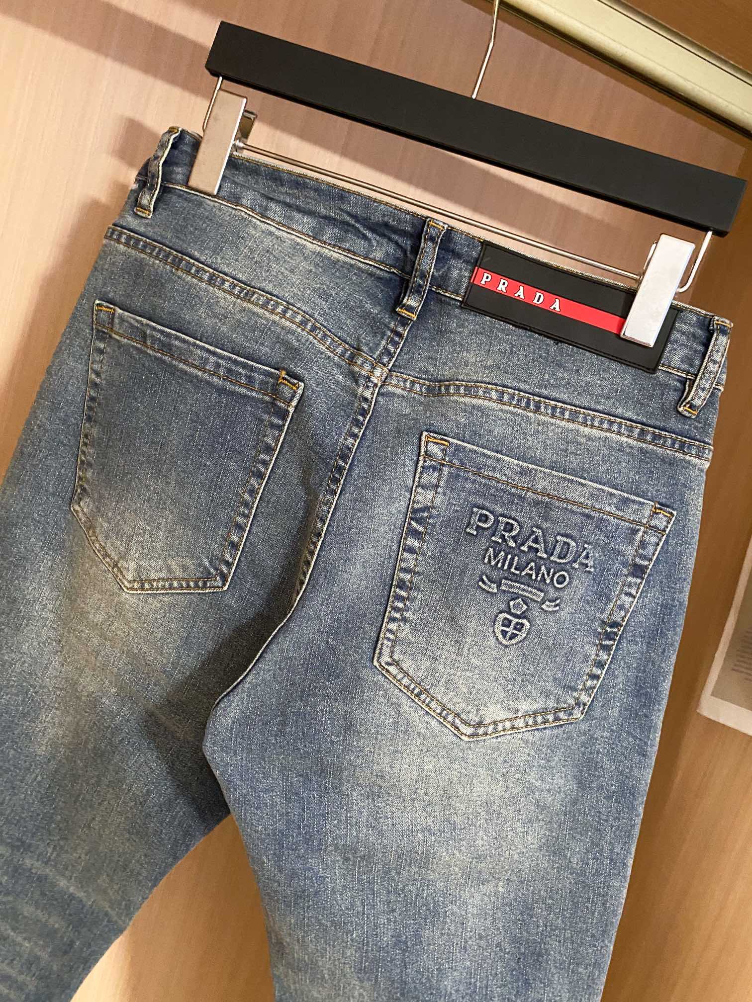 
PRAD 25新款休闲牛仔裤 高端系列 经典小直筒版型，面料带弹力 重工刺绣款 时尚百搭 
码数：29