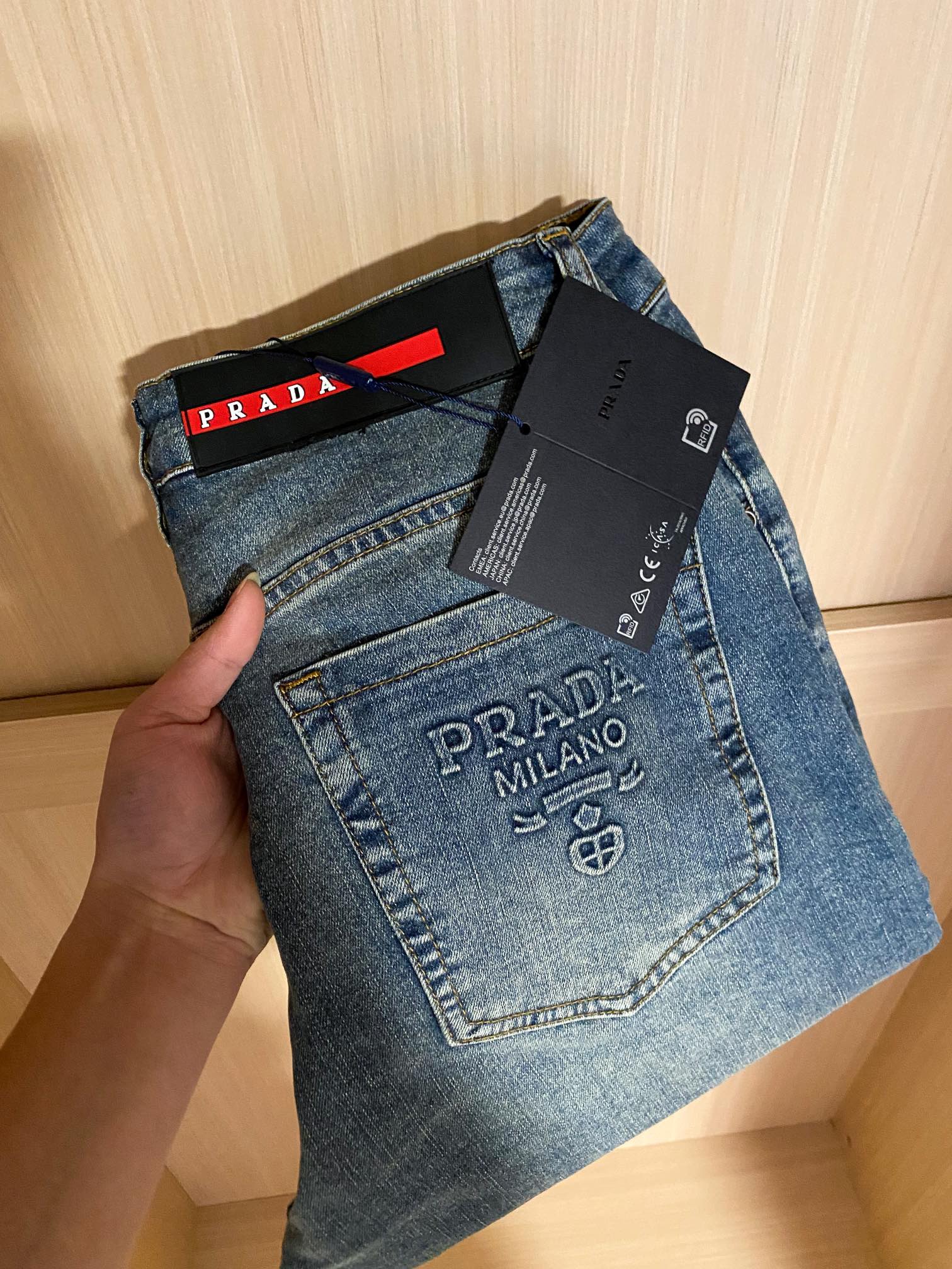 
PRAD 25新款休闲牛仔裤 高端系列 经典小直筒版型，面料带弹力 重工刺绣款 时尚百搭 
码数：29