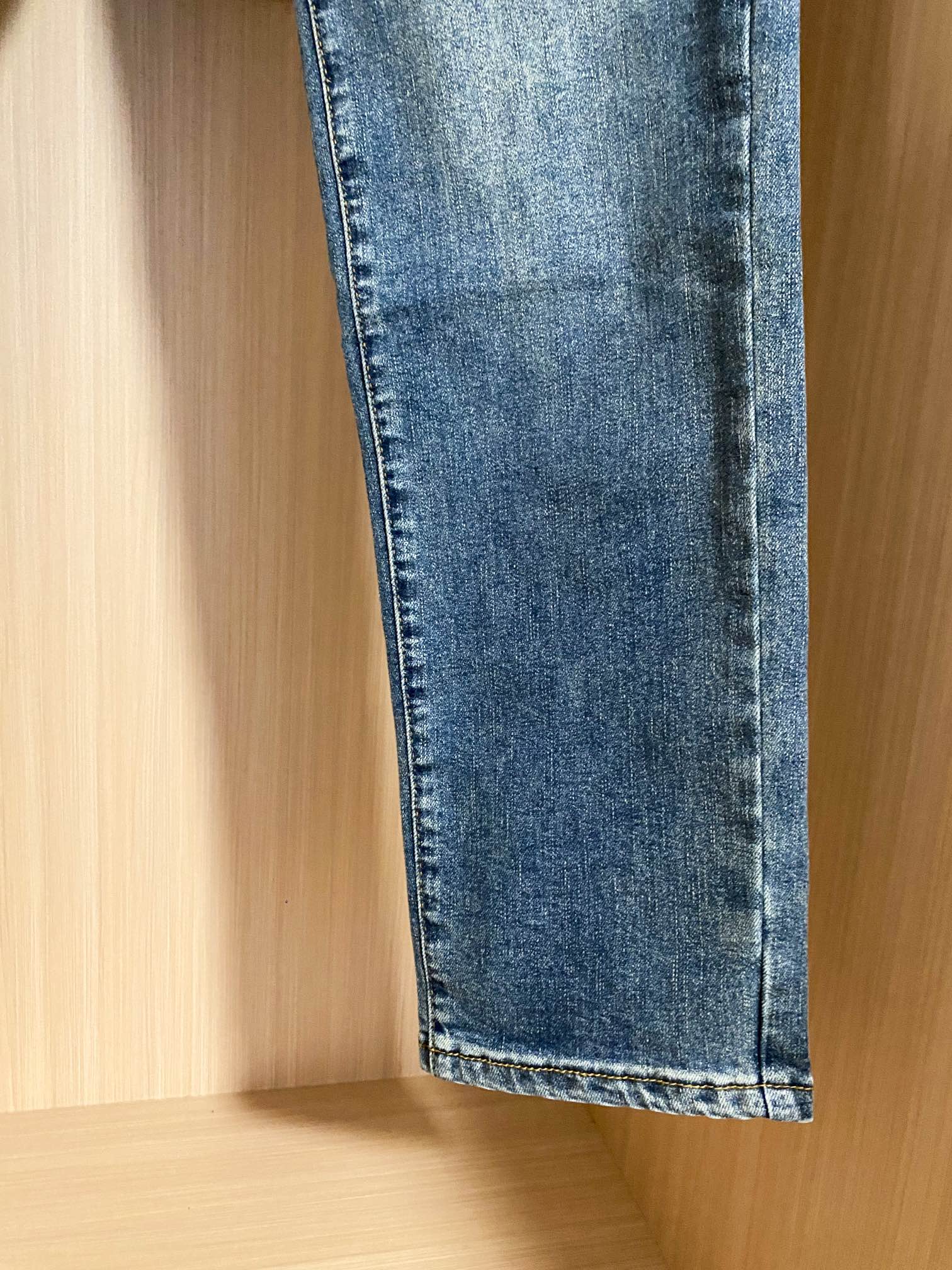 
PRAD 25新款休闲牛仔裤 高端系列 经典小直筒版型，面料带弹力 重工刺绣款 时尚百搭 
码数：29