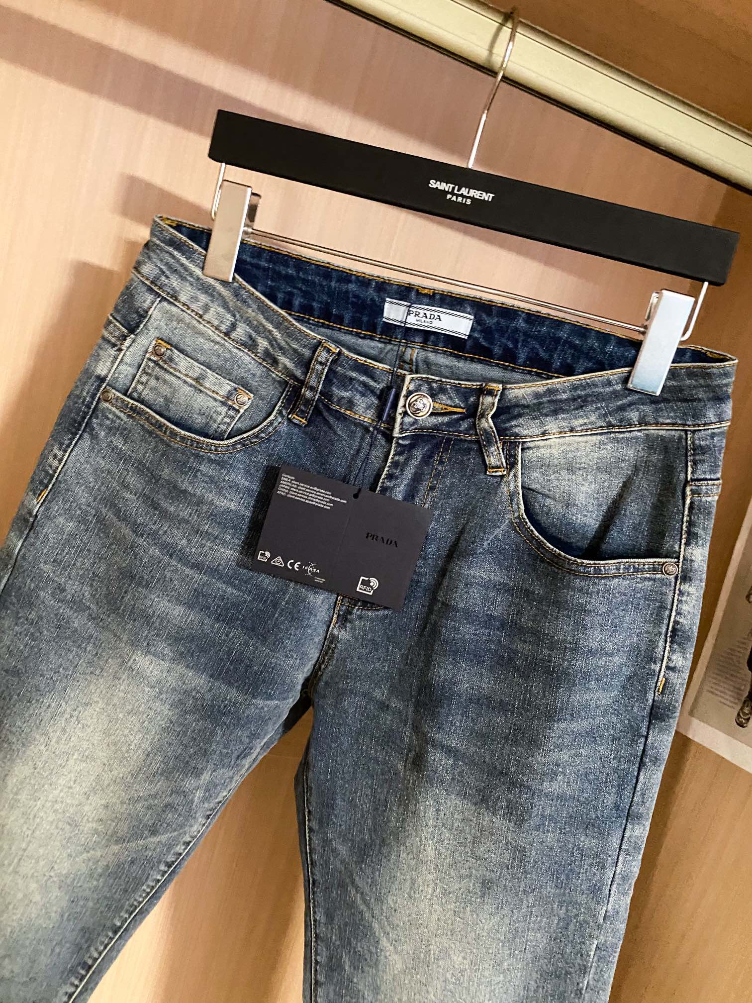 
PRAD 25新款休闲牛仔裤 高端系列 经典小直筒版型，面料带弹力 重工刺绣款 时尚百搭 
码数：29