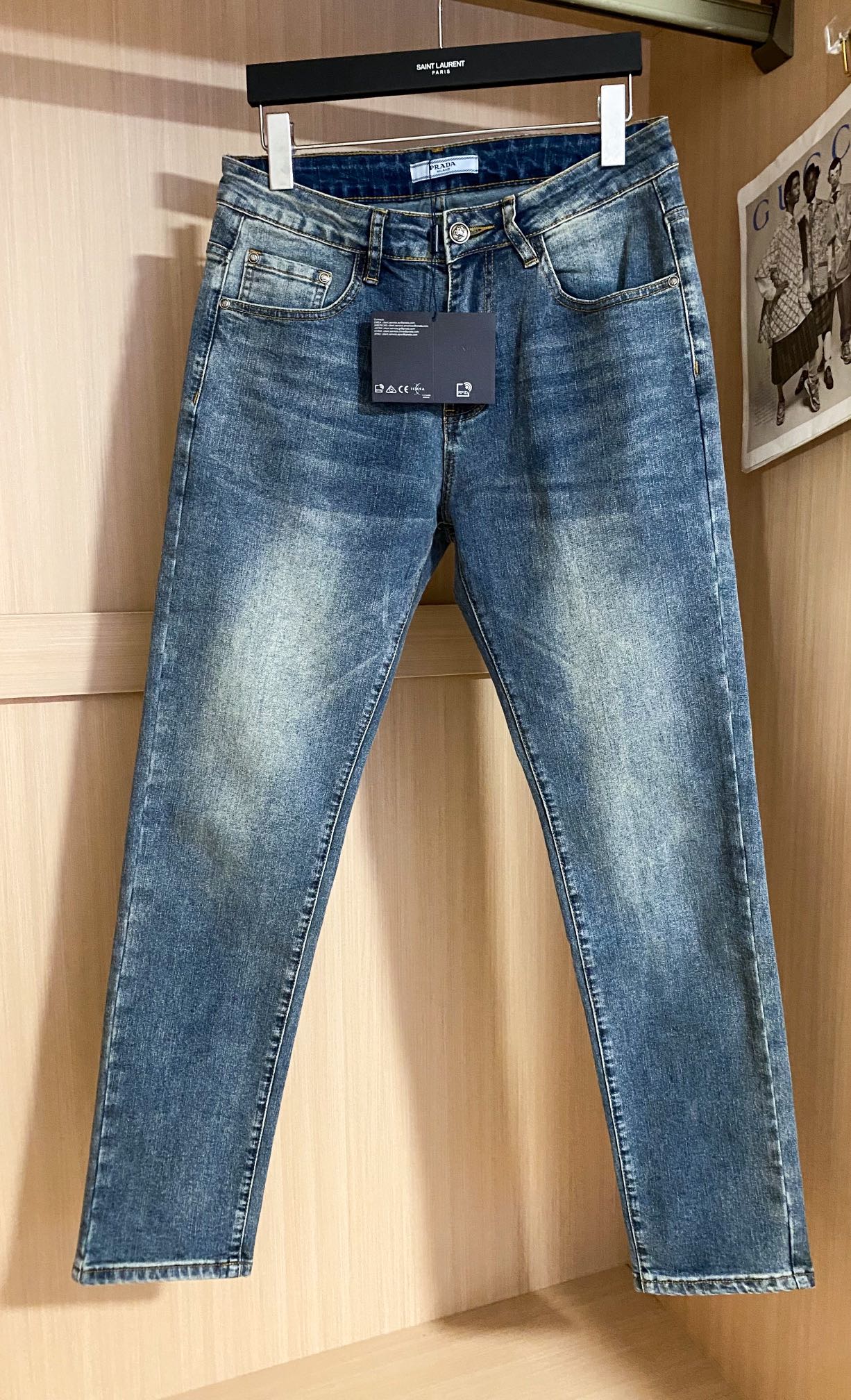 
PRAD 25新款休闲牛仔裤 高端系列 经典小直筒版型，面料带弹力 重工刺绣款 时尚百搭 
码数：29