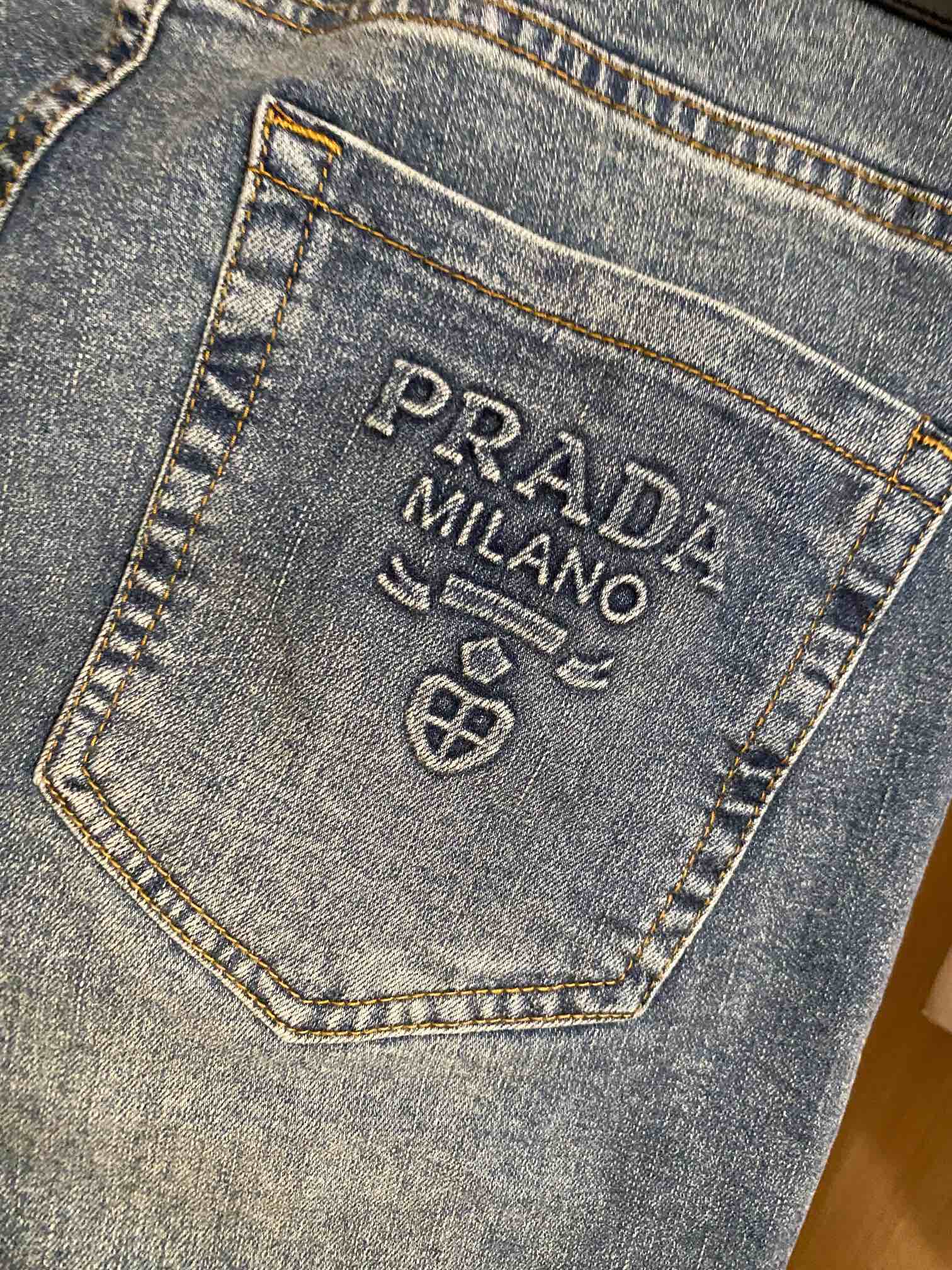 
PRAD 25新款休闲牛仔裤 高端系列 经典小直筒版型，面料带弹力 重工刺绣款 时尚百搭 
码数：29