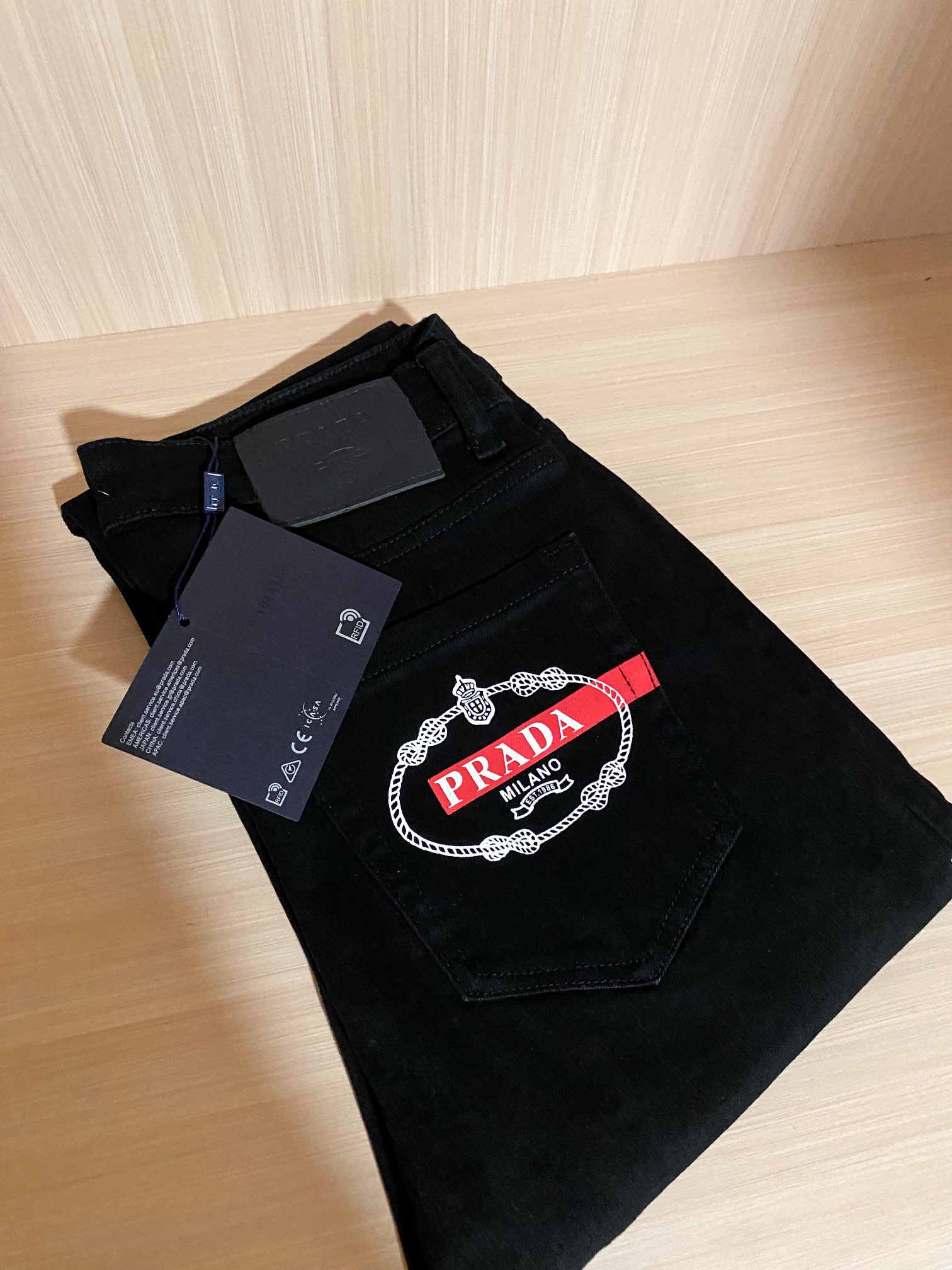 
PRAD 25客户热卖爆单款订单 春夏牛仔裤
经典潮流蓝色系 柔软亲肤面料 重工定位洗水 专柜限量款 