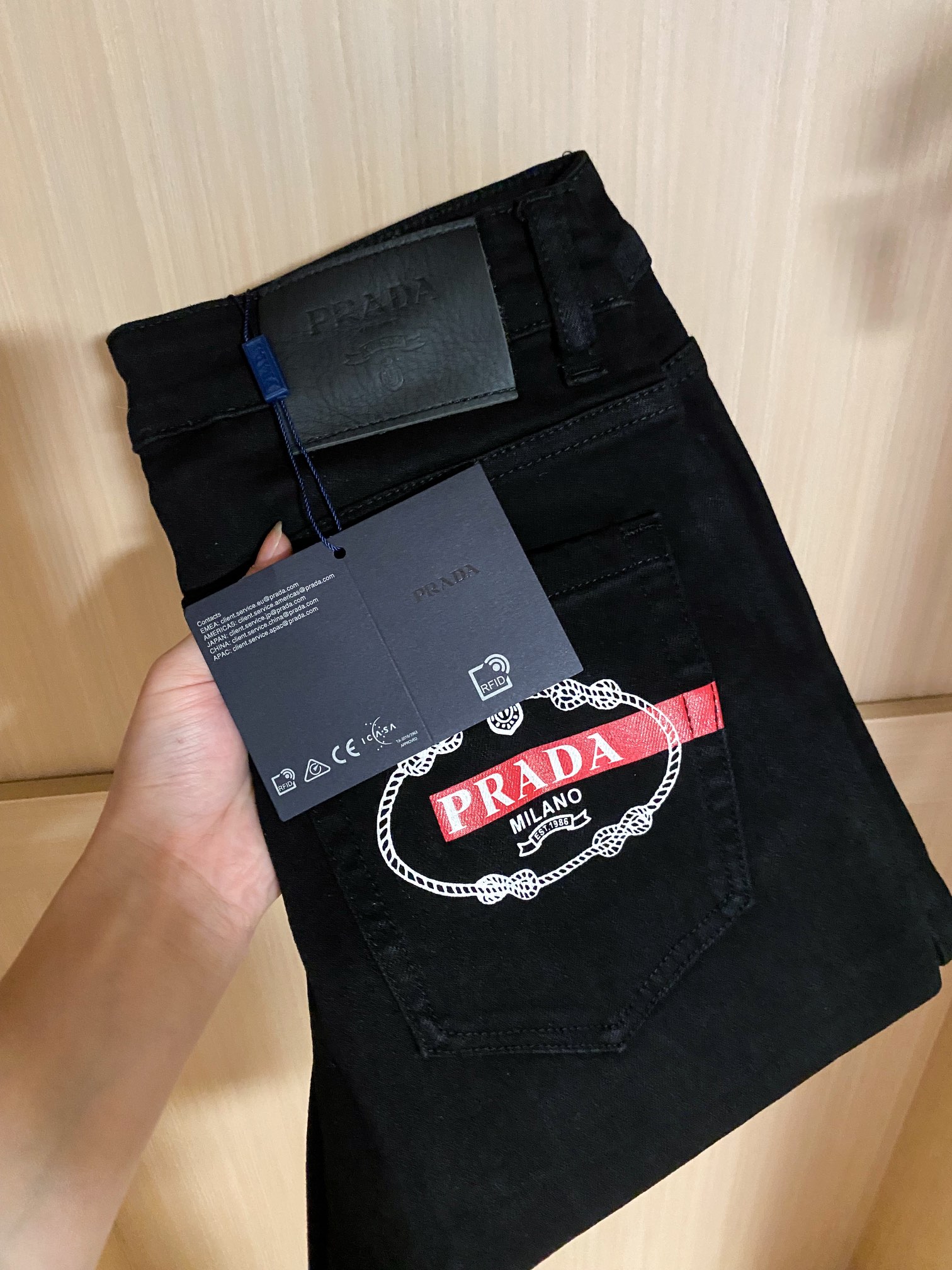
PRAD 25客户热卖爆单款订单 春夏牛仔裤
经典潮流蓝色系 柔软亲肤面料 重工定位洗水 专柜限量款 