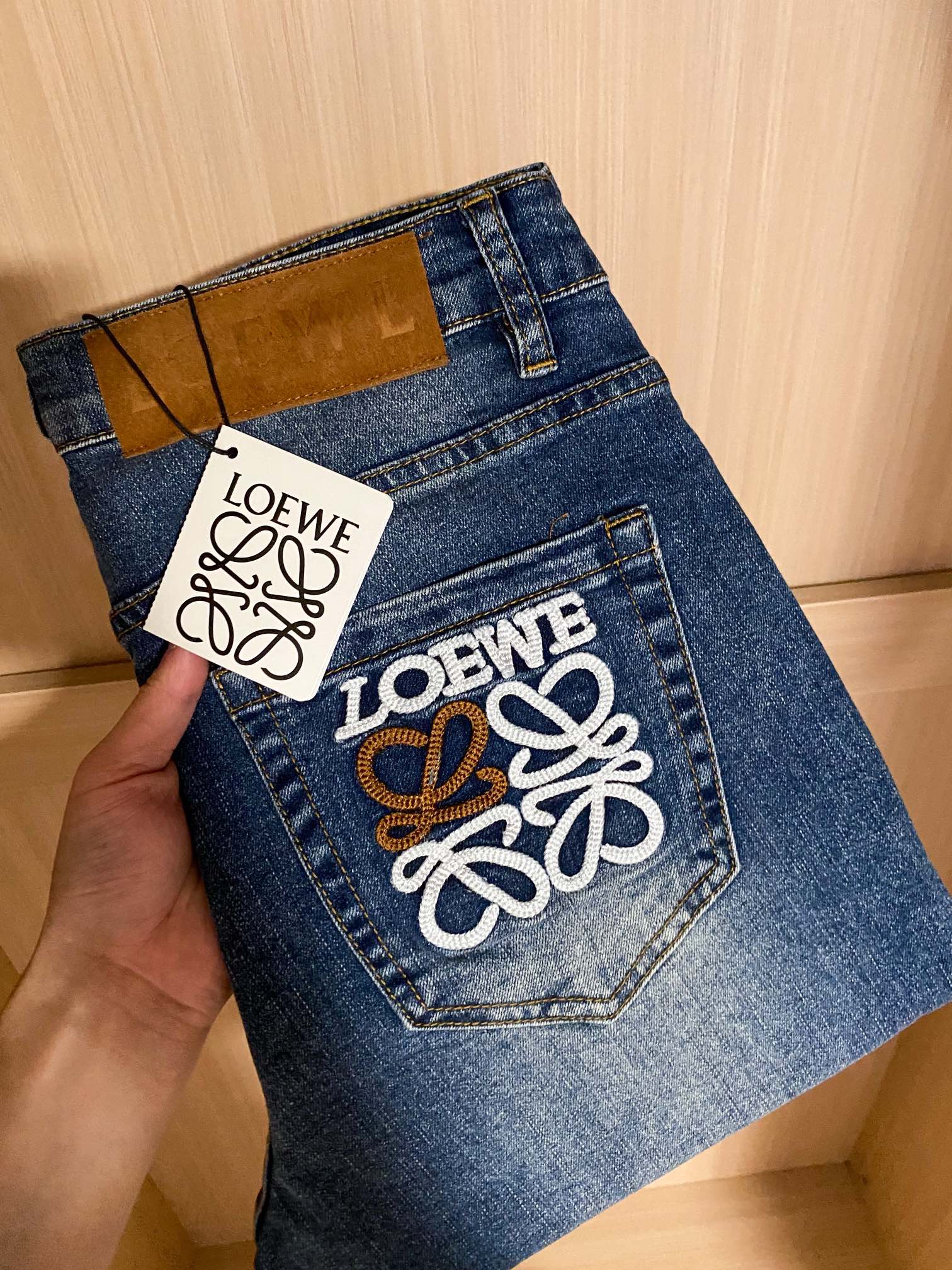 
Loew  高级时装感，超柔牛仔面料 , 洗水牛仔裤。
面料很特殊，超细精仿棉纱混纺，超柔舒适感。
具