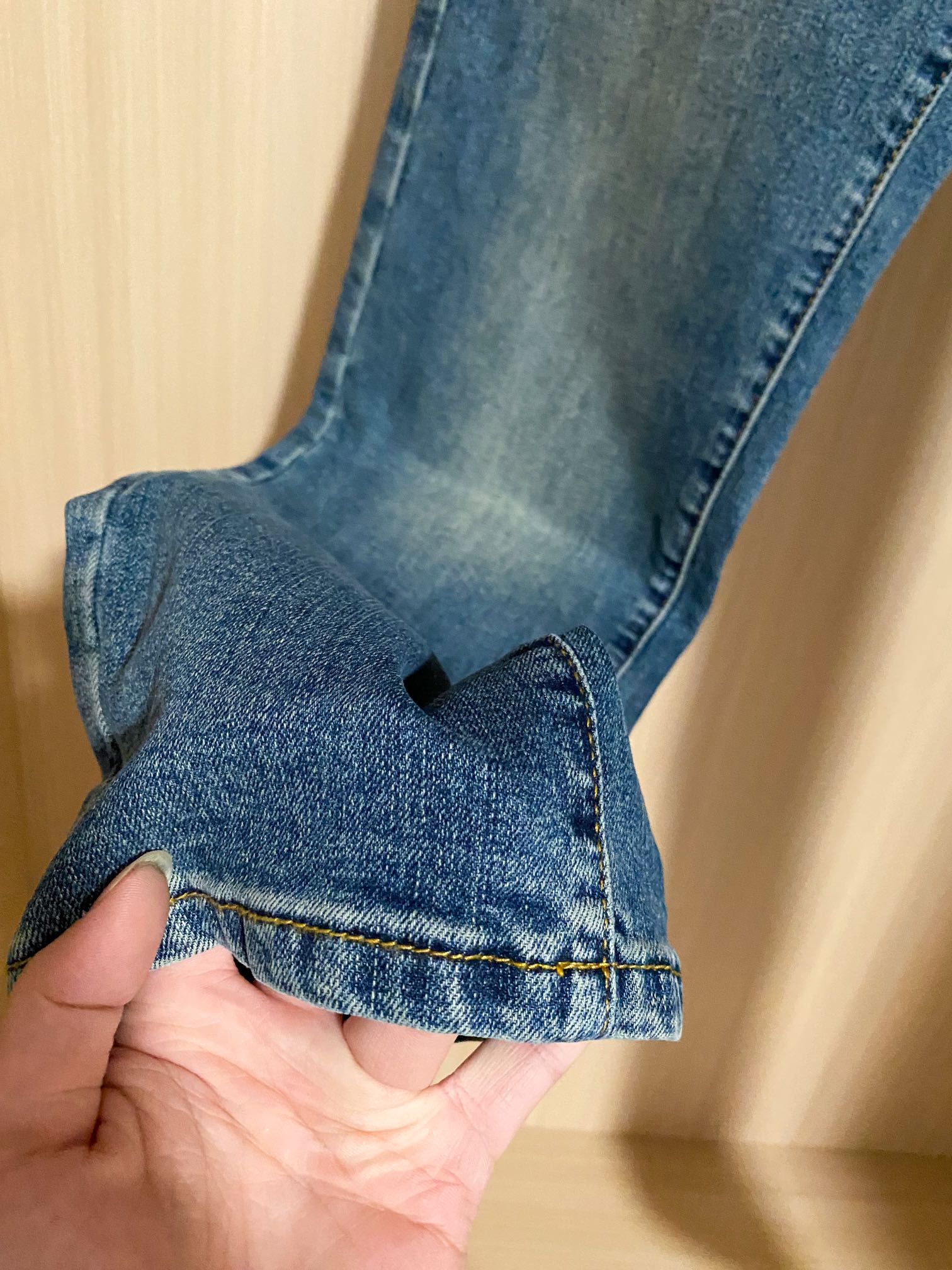 
蒙口 25新款休闲牛仔裤 高端系列 经典小直筒版型，面料带弹力 重工刺绣款 时尚百搭 
码数：29-4