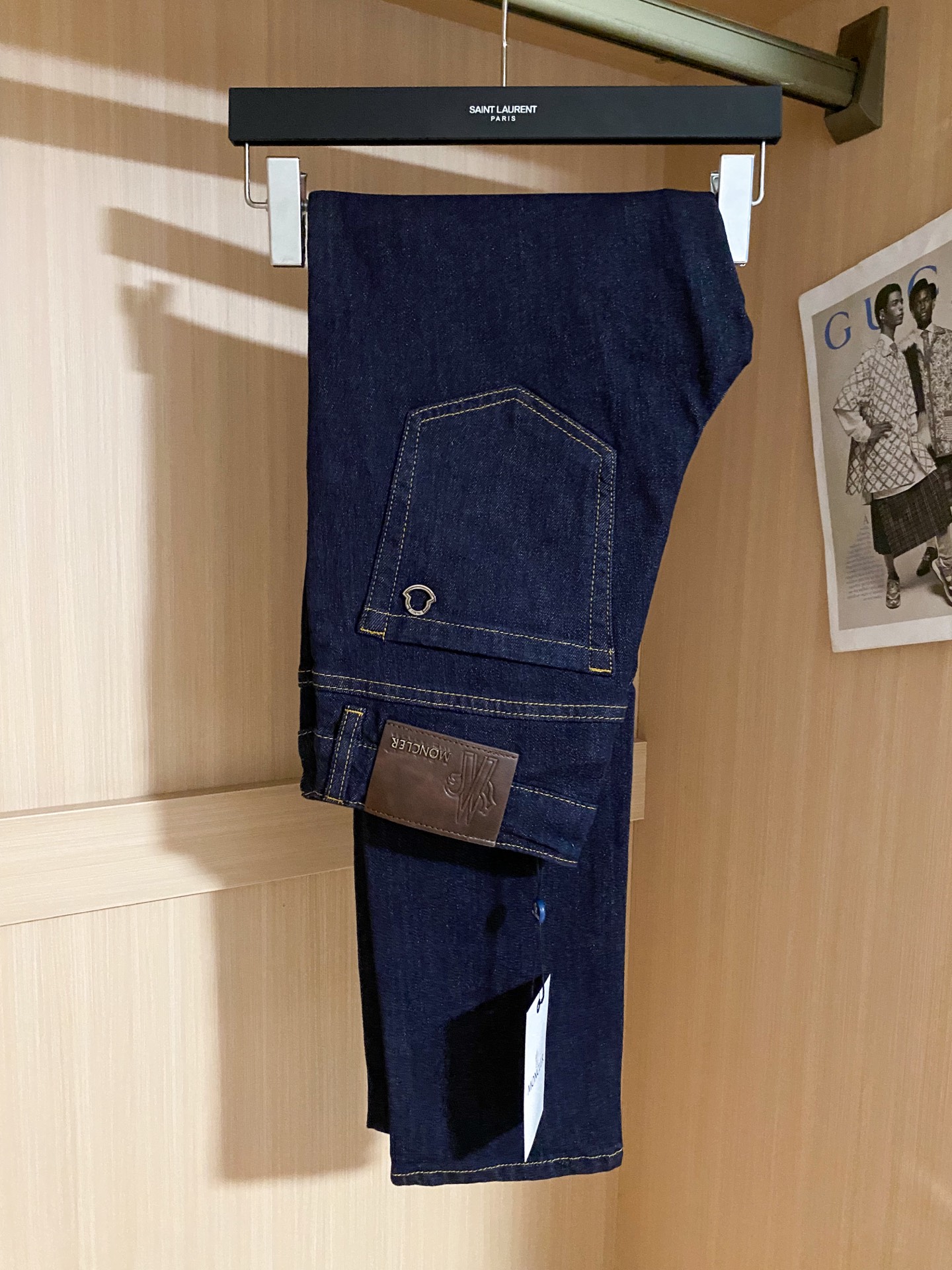 
moncler蒙口2025春夏男士水洗牛仔裤，属于日常混搭和造型的利器 每个细节皆足矣品味！浓郁的文艺