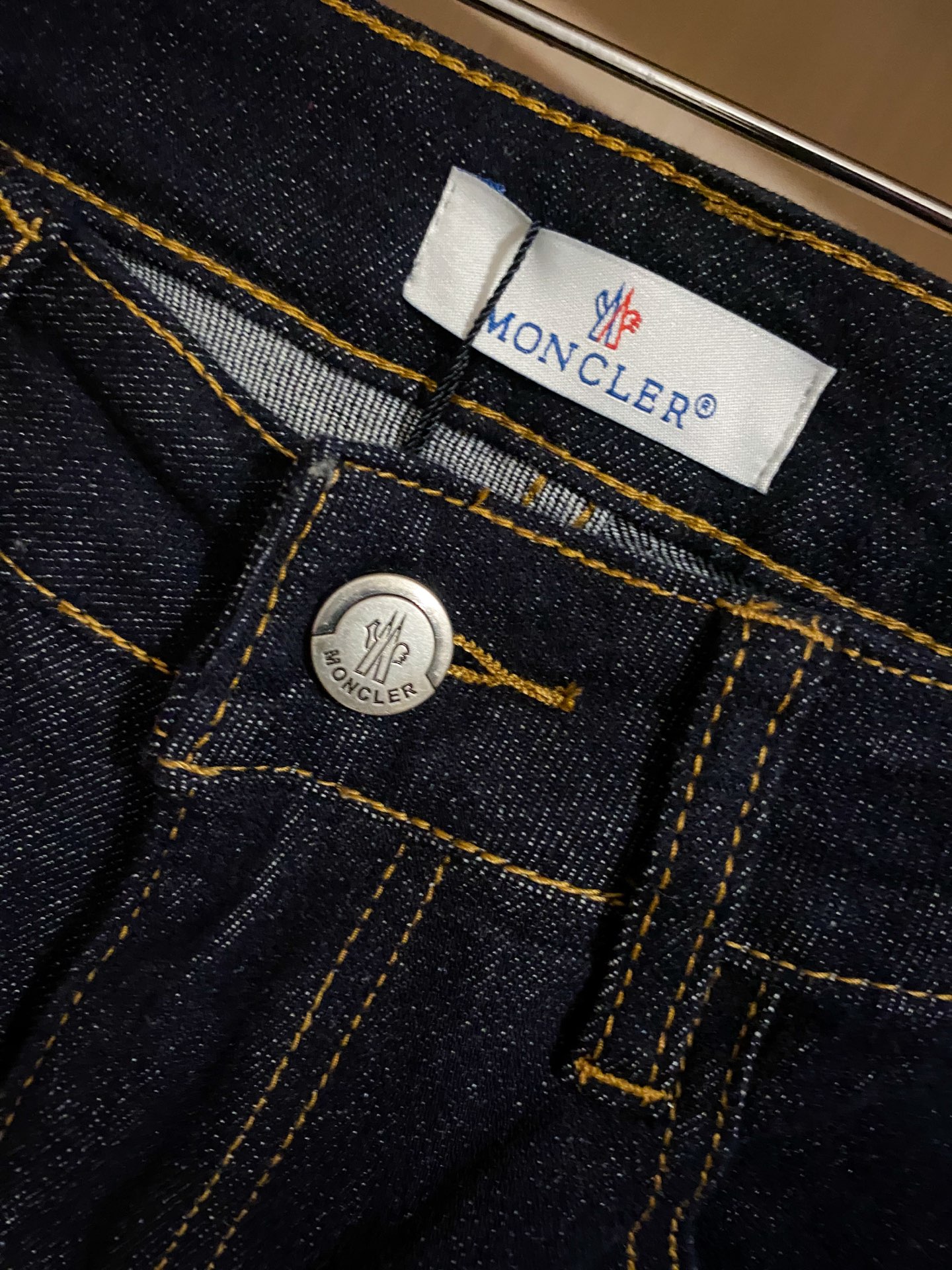 
moncler蒙口2025春夏男士水洗牛仔裤，属于日常混搭和造型的利器 每个细节皆足矣品味！浓郁的文艺